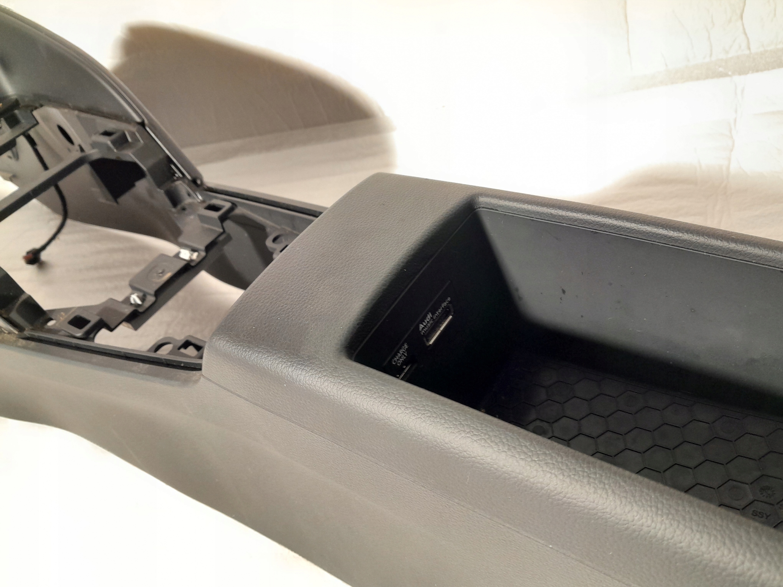 AUDI A3 S3 8V sedan TUNEL central armrest 8V1863241A