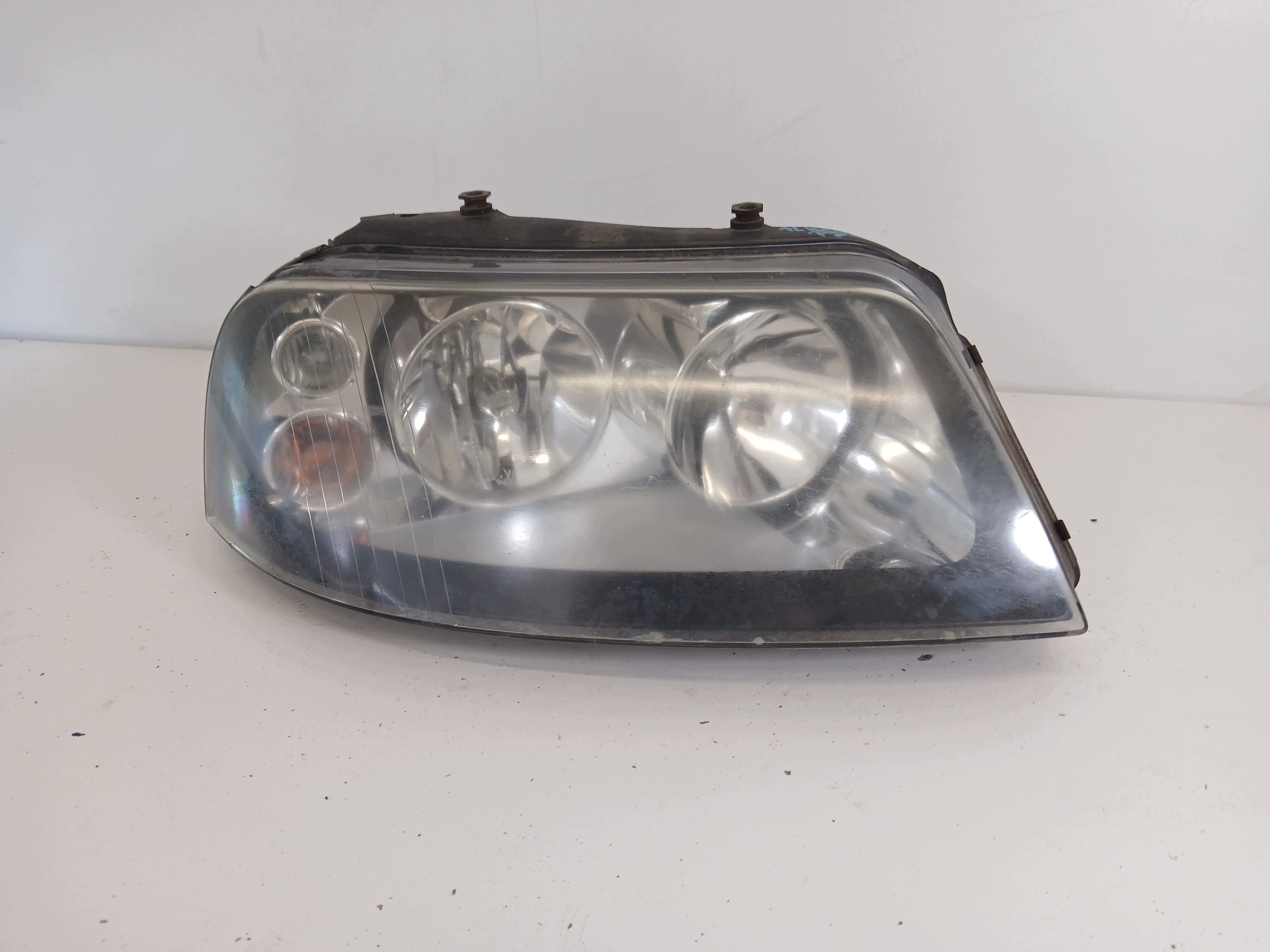 SEAT ALHAMBRA and LIFT light left front CIEMNA EUROPA