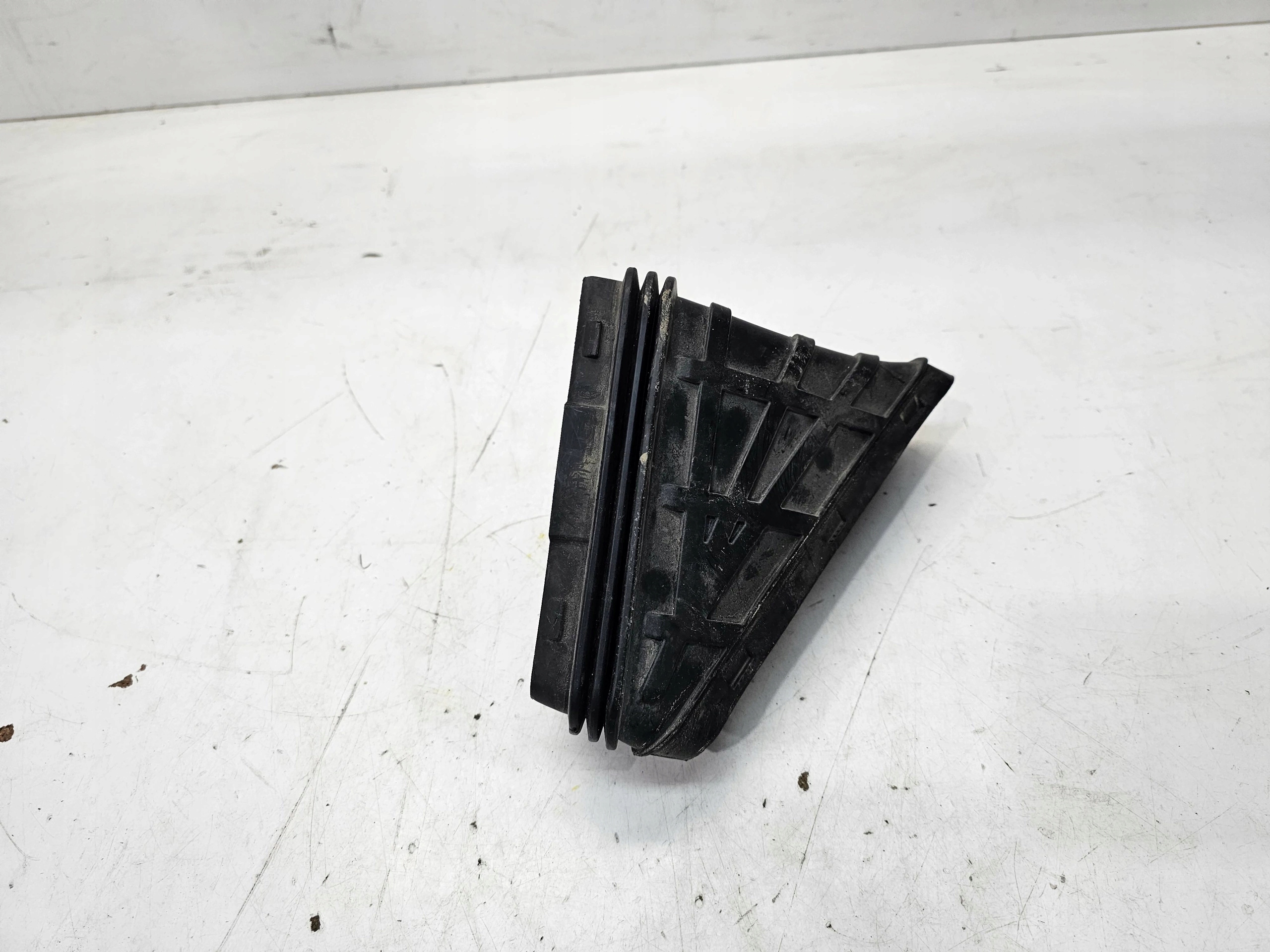 intake air hose AUDI Q5 8R 8R0129739