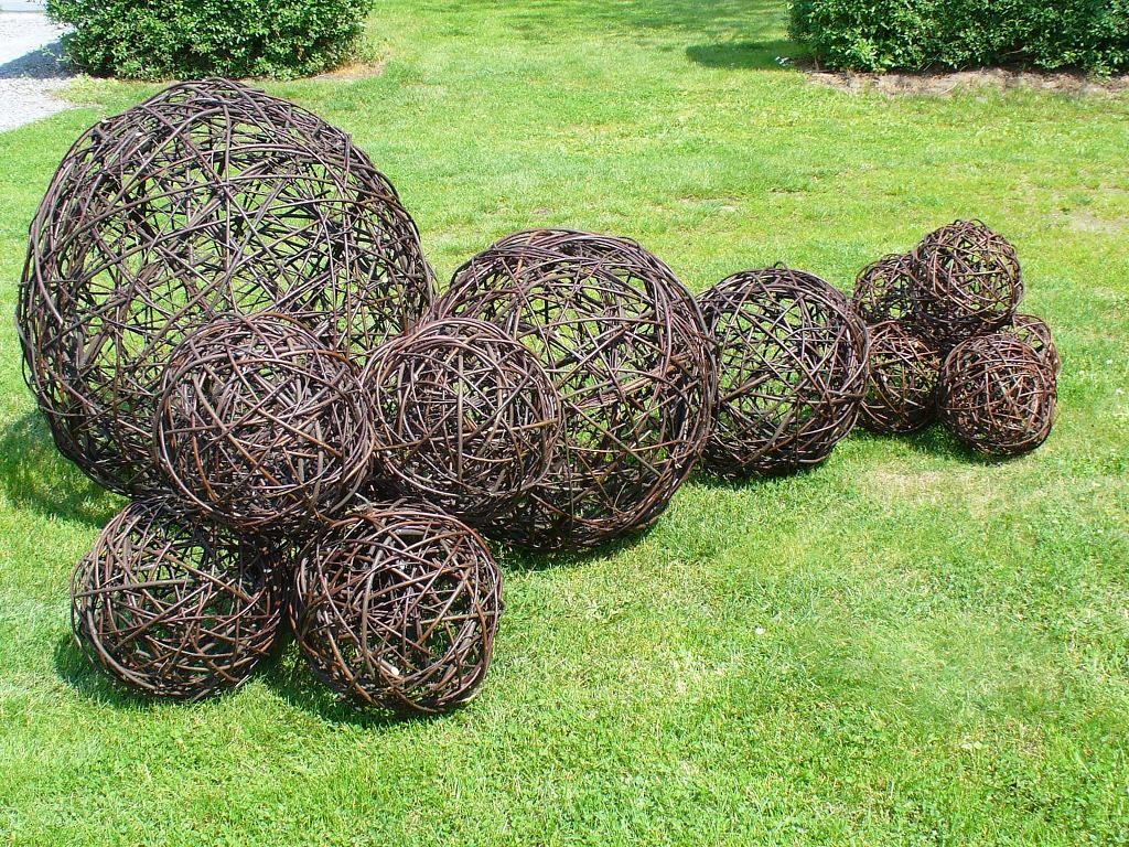 Ротанг дерево. Декоративные шары для сада. Декоративный шар для сада. Декоративные шары для ландшафта. Плетеные шары для ландшафта.
