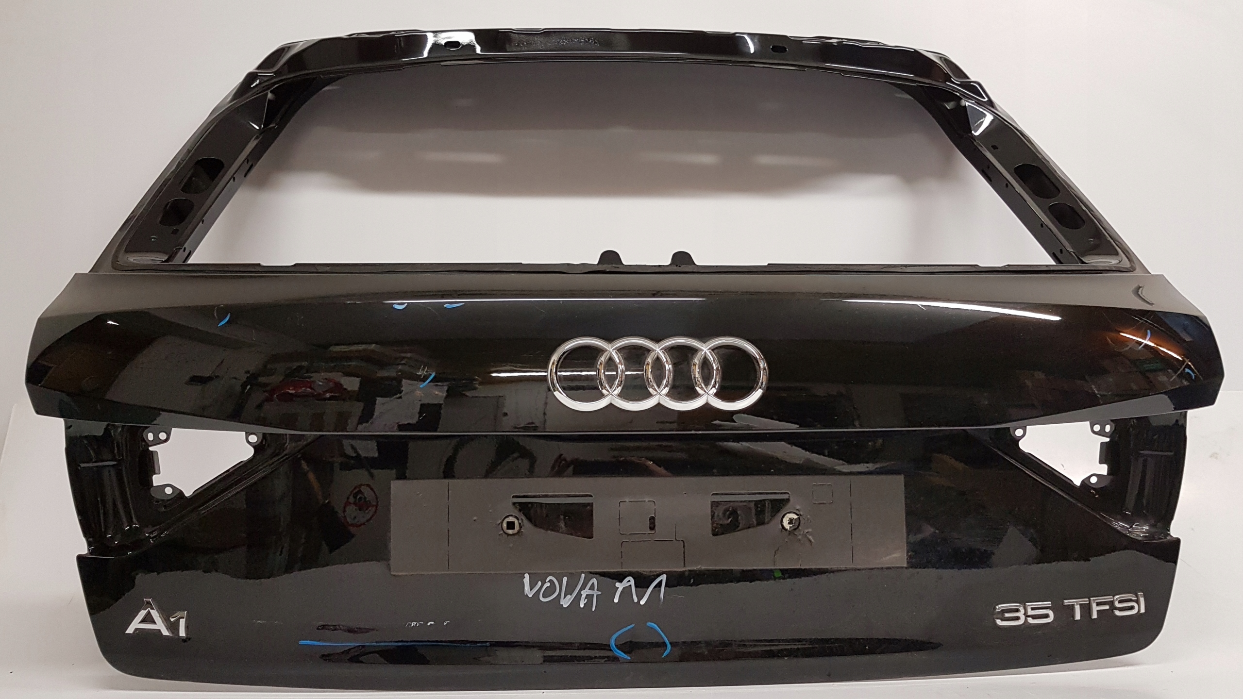 TYLNA BAGAŻNIKA KLAPA AUDI A1 II 82A GB NOWY MODEL Typ samochodu Samochody osobowe