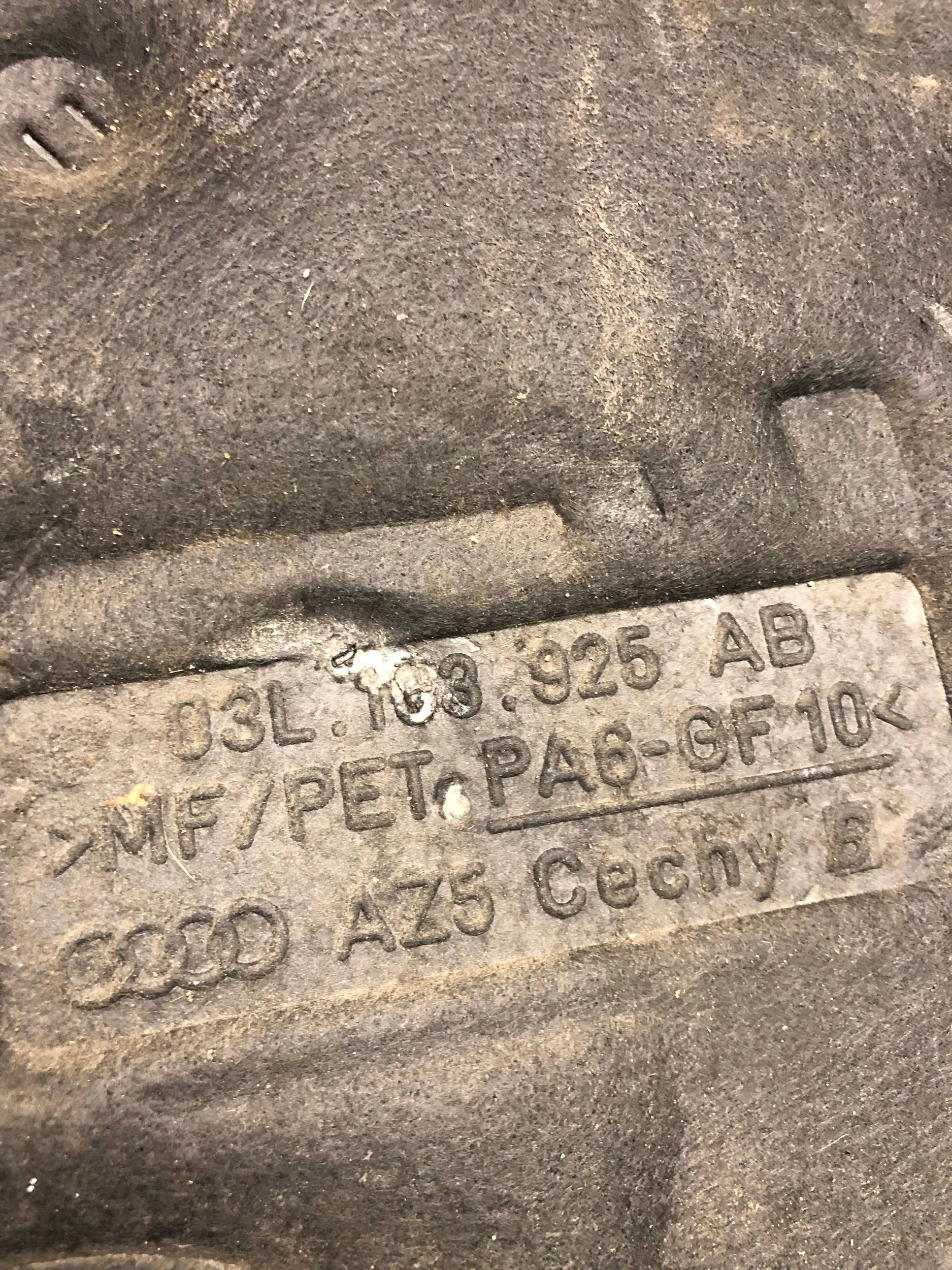 Abdeckung Blende Abdeckung DES MOTORS AUDI Q5 03L103925AB