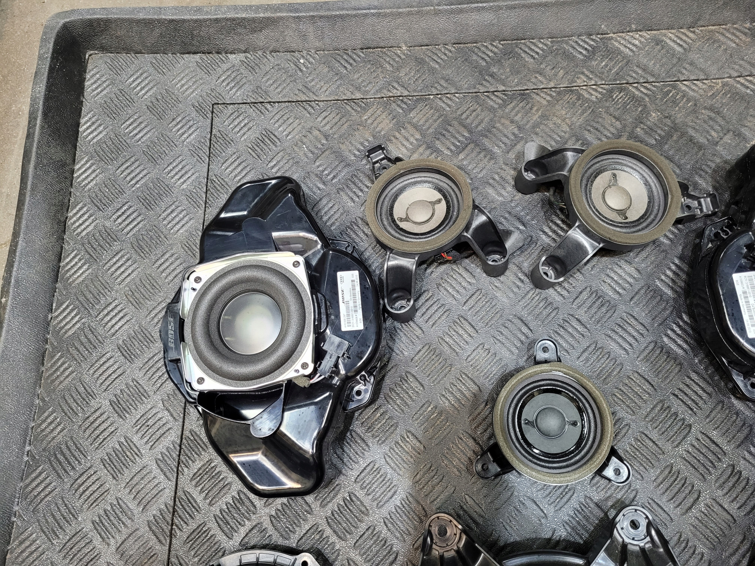 KOMPLET repráků repráky reprák SUBWOOFER BOSE AUDI A8 D4