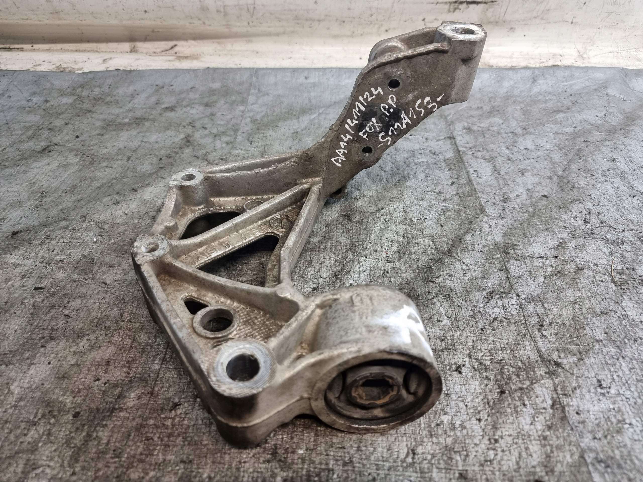 holder console arms right front VW FOX 1.2B 40kW 05r
