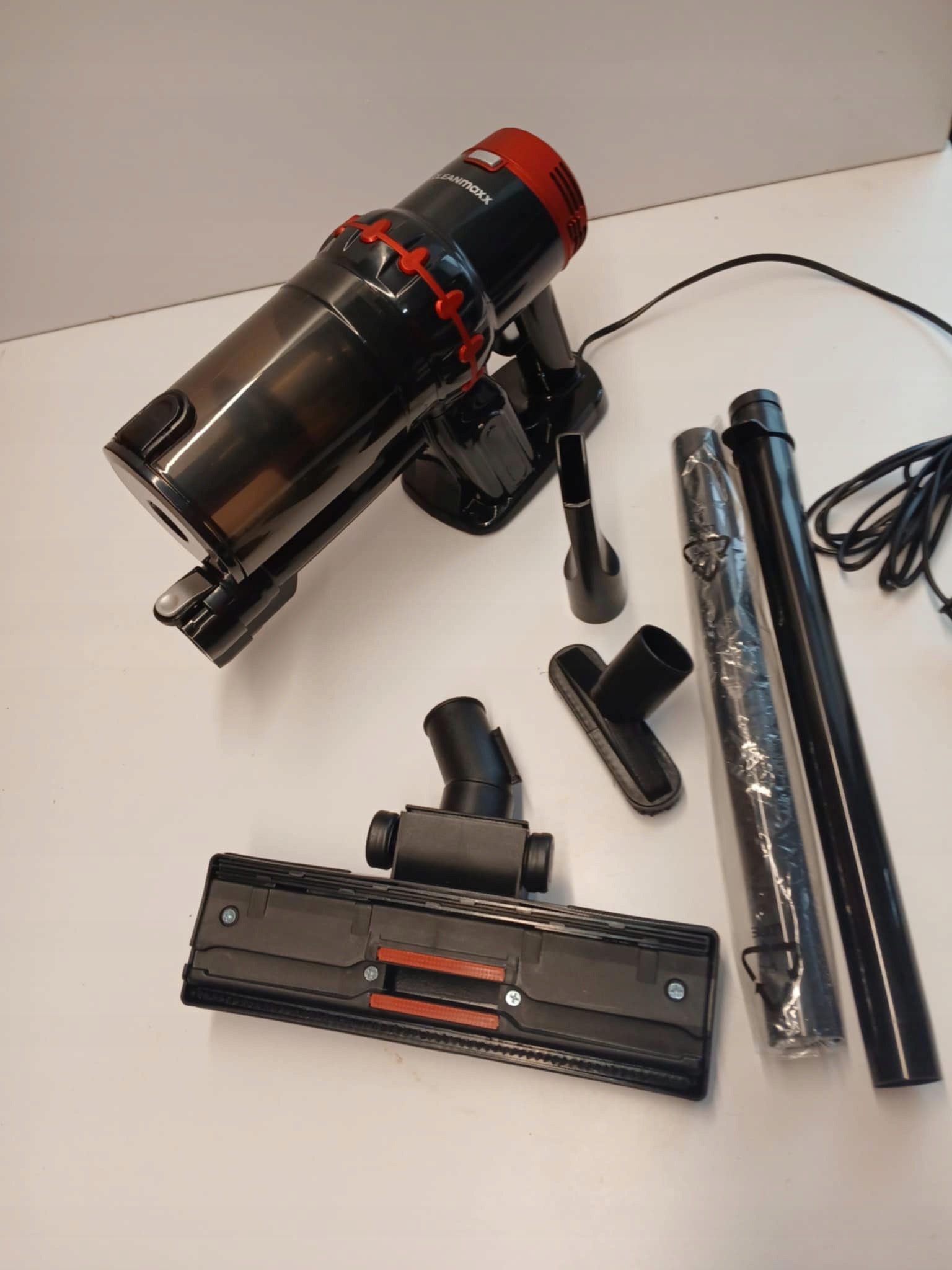 Tyčový vysavač CLEANmaxx 15065 černý