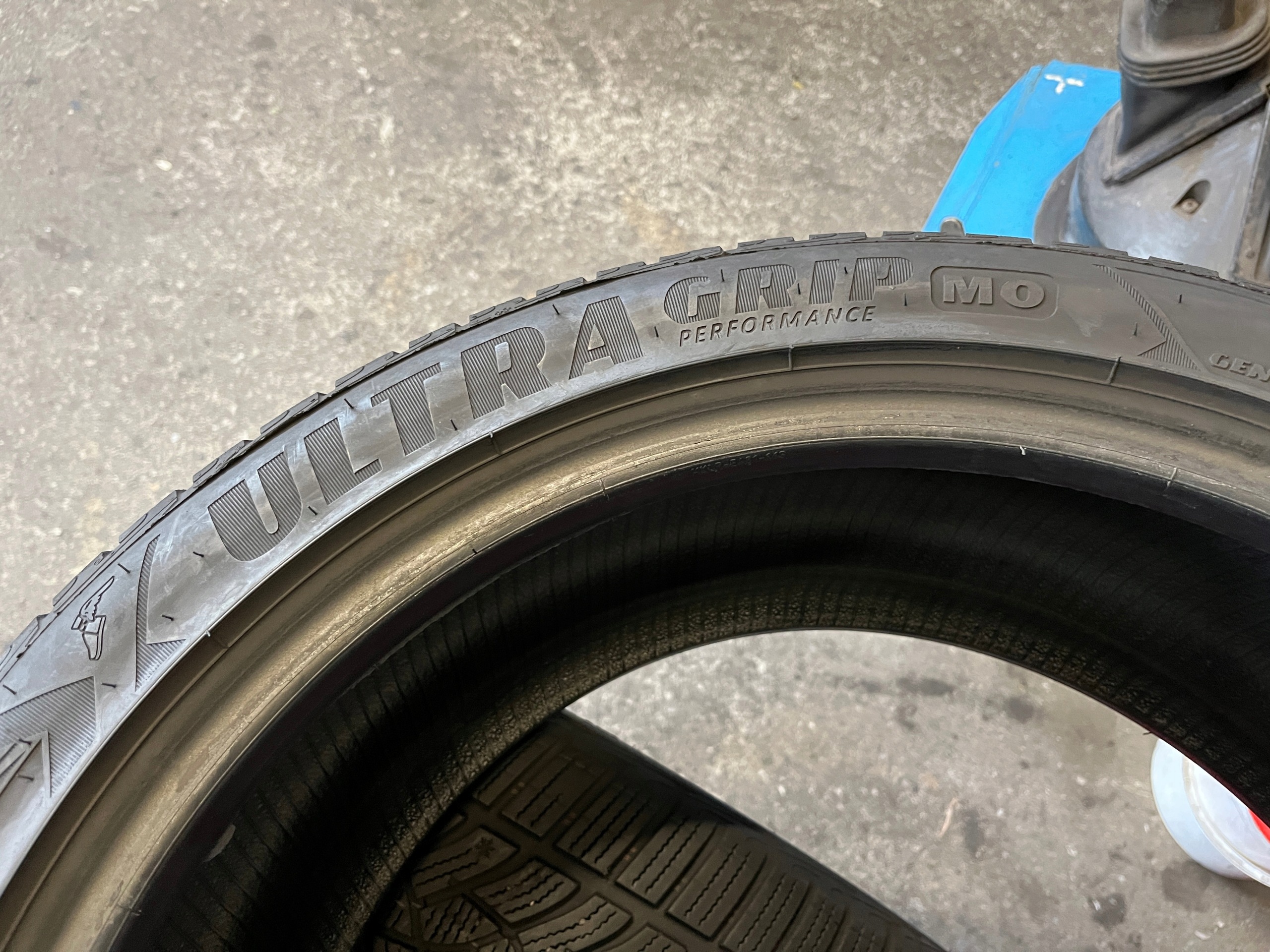 2 tyres winter 225/45R18 Goodyear UltraGrip Performance 6,5mm