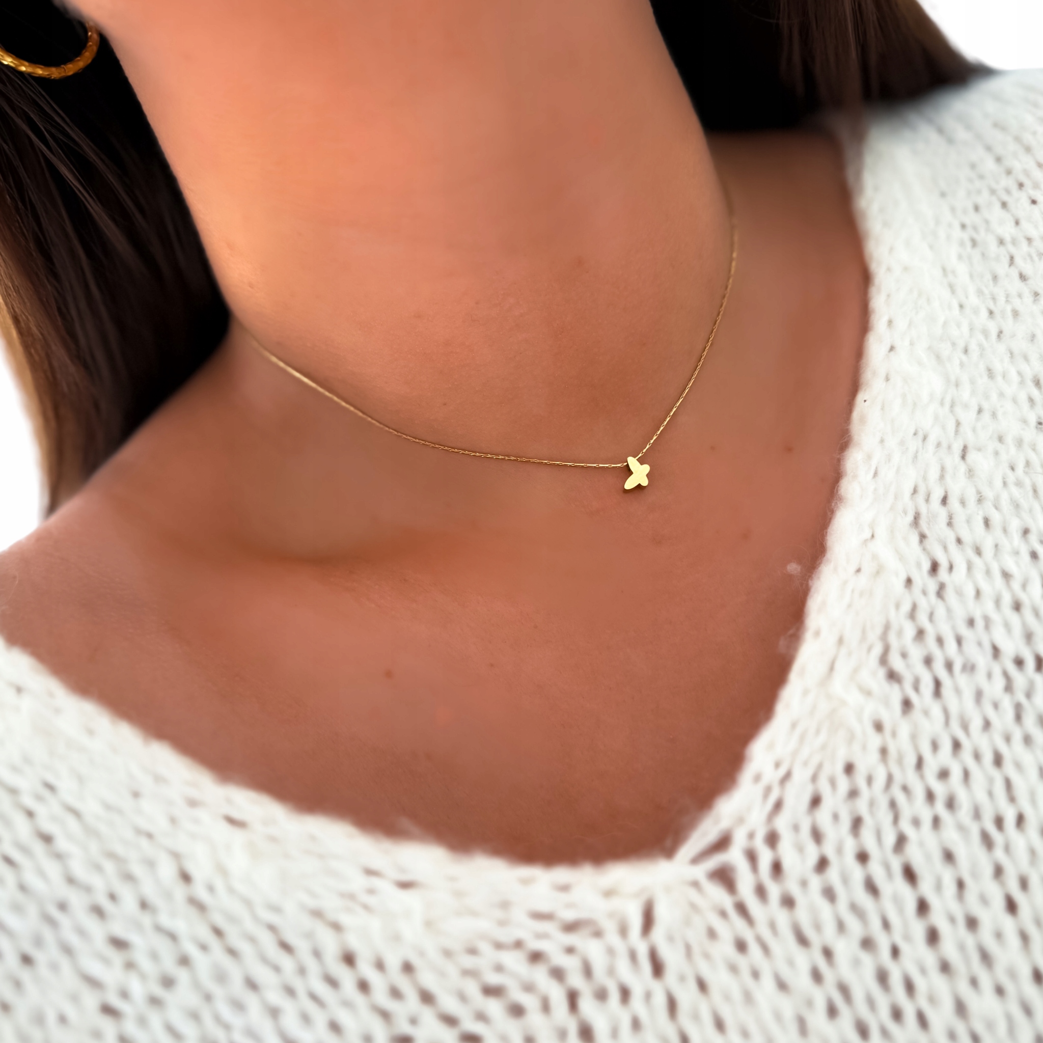 Naszyjnik ze stali chirurgicznej z motylkiem krótki delikatny