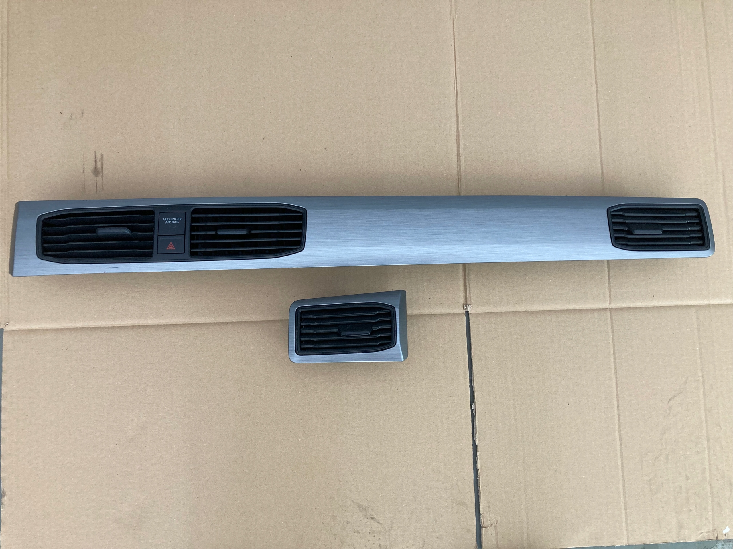 2K5858066 - ДЕКОР КОНСОЛІ РЕШІТКИ VW CADDY 15-20 РОКІВ