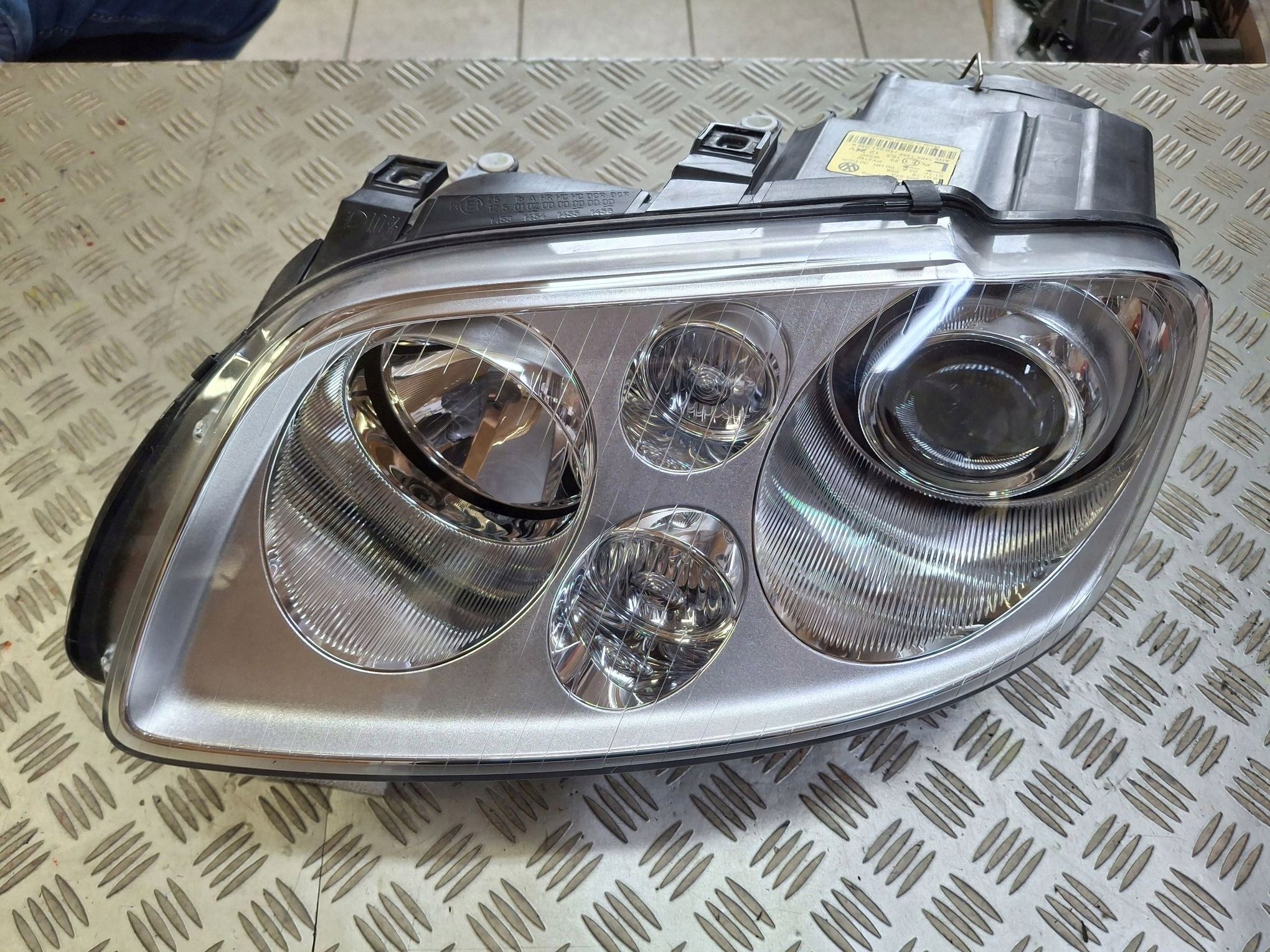 light left front XENON VW TOURAN and 2003R-> 1T0