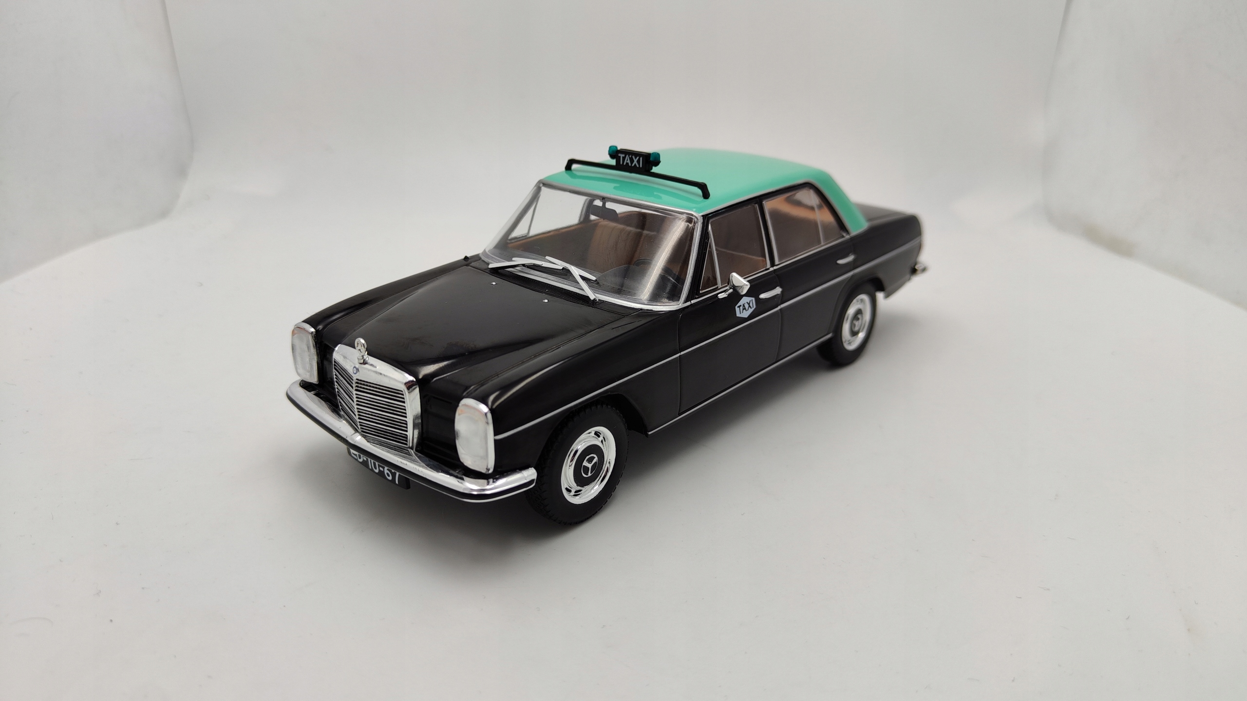 Mercedes Benz 200D W115 Lisabon Taxi 1968 1:24 Salvat
