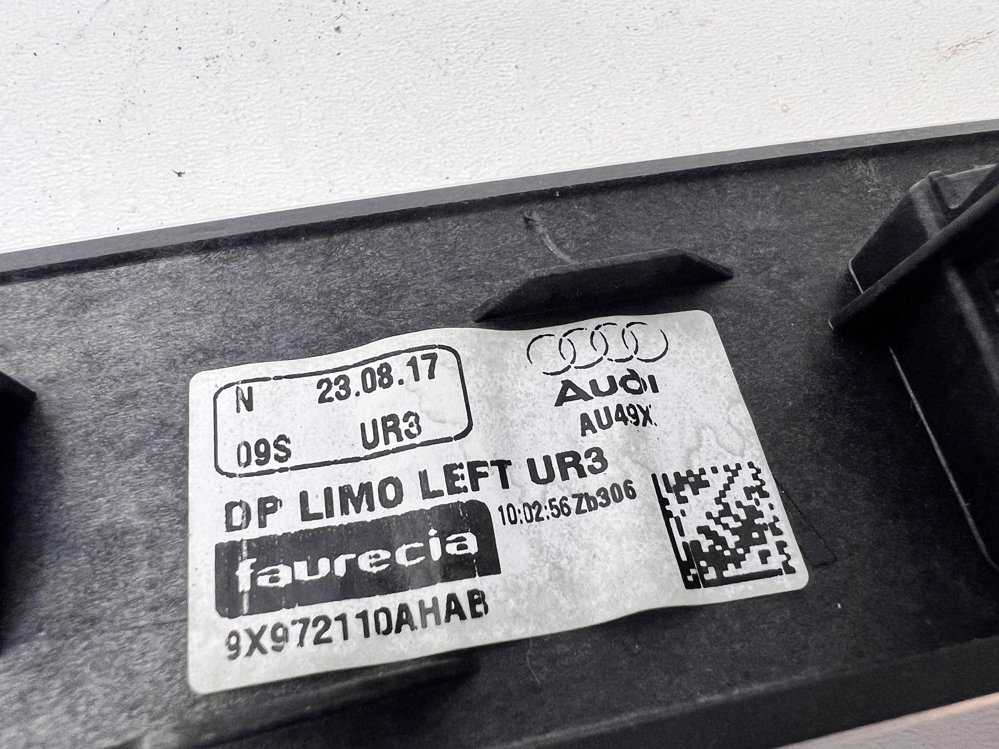DEKOR lišta dveře levý předek AUDI A4 B9 8W0867409