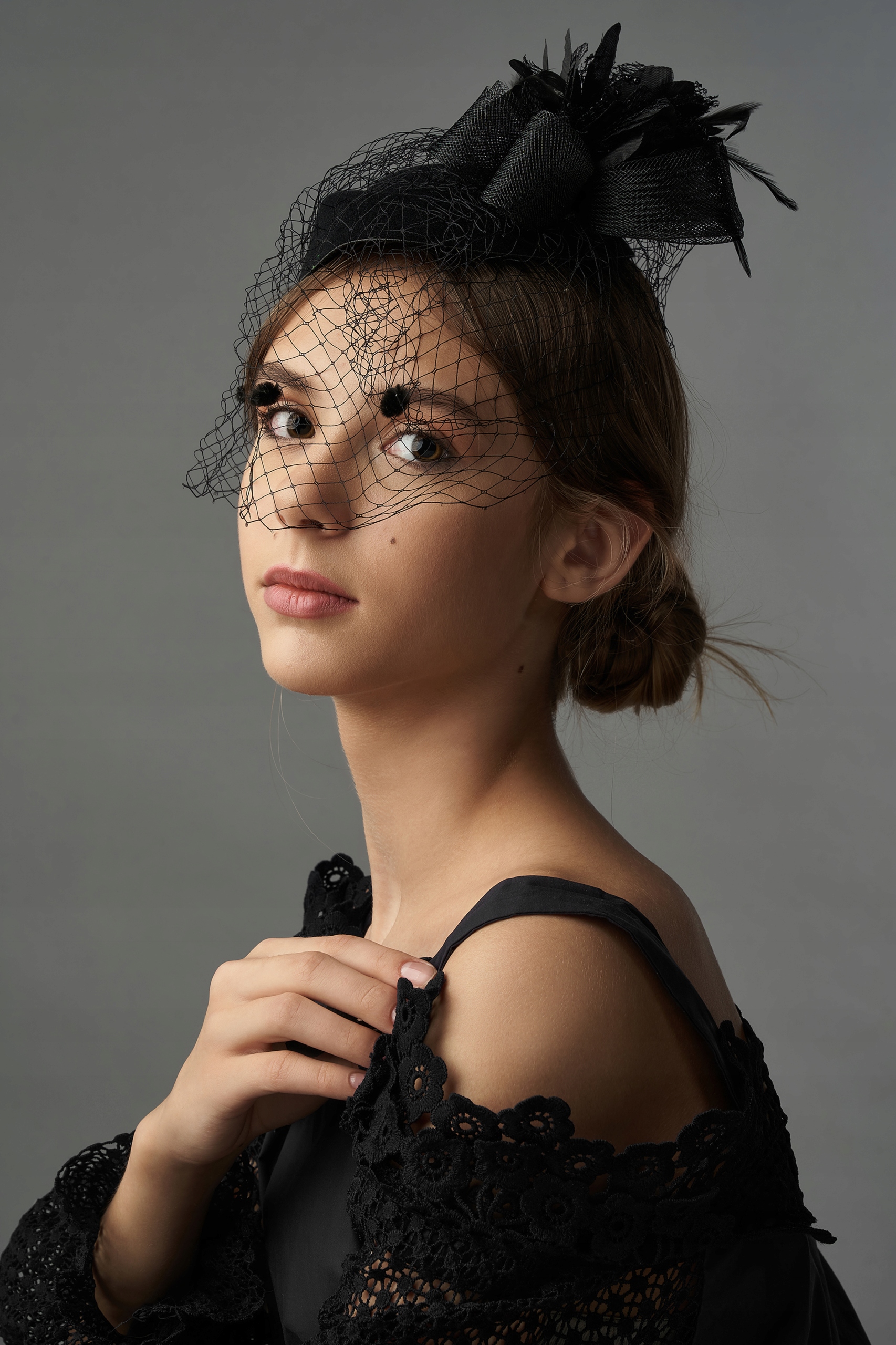 Fascynator toczek stroik na głowę retro woalka