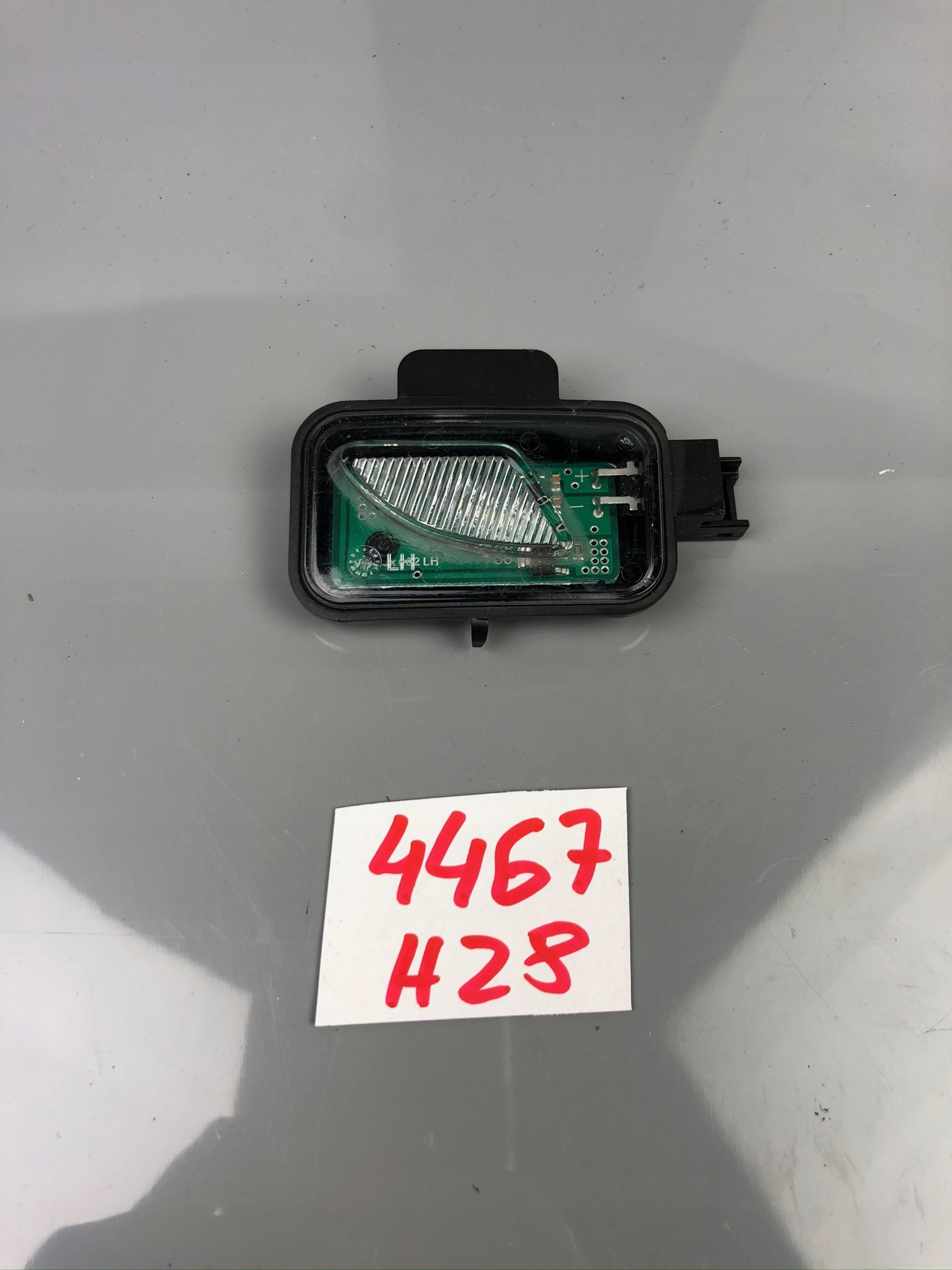 LAMPKA LED LUSTERKA LEWA VW PASSAT B8 3G0