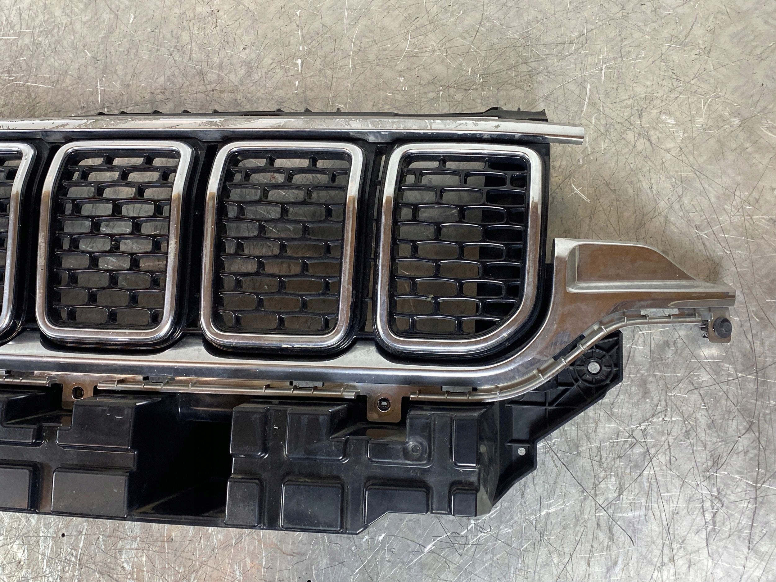 2022 Grand WAGONEER решетка радиатора) 6UF64SZLAB