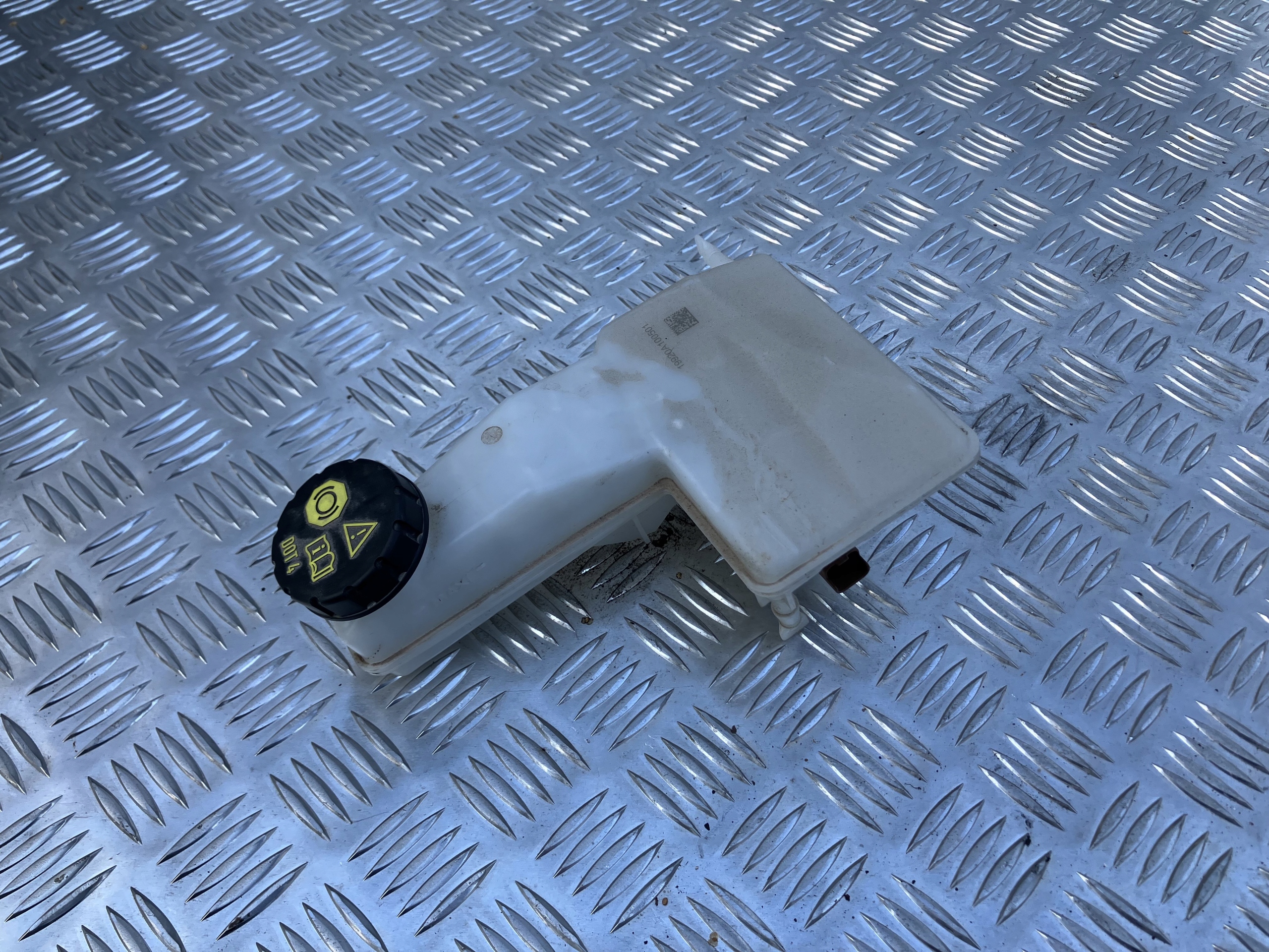 ZBIORNICZEK PŁYNU HAMULCOWEGO OPEL CORSA F 19-