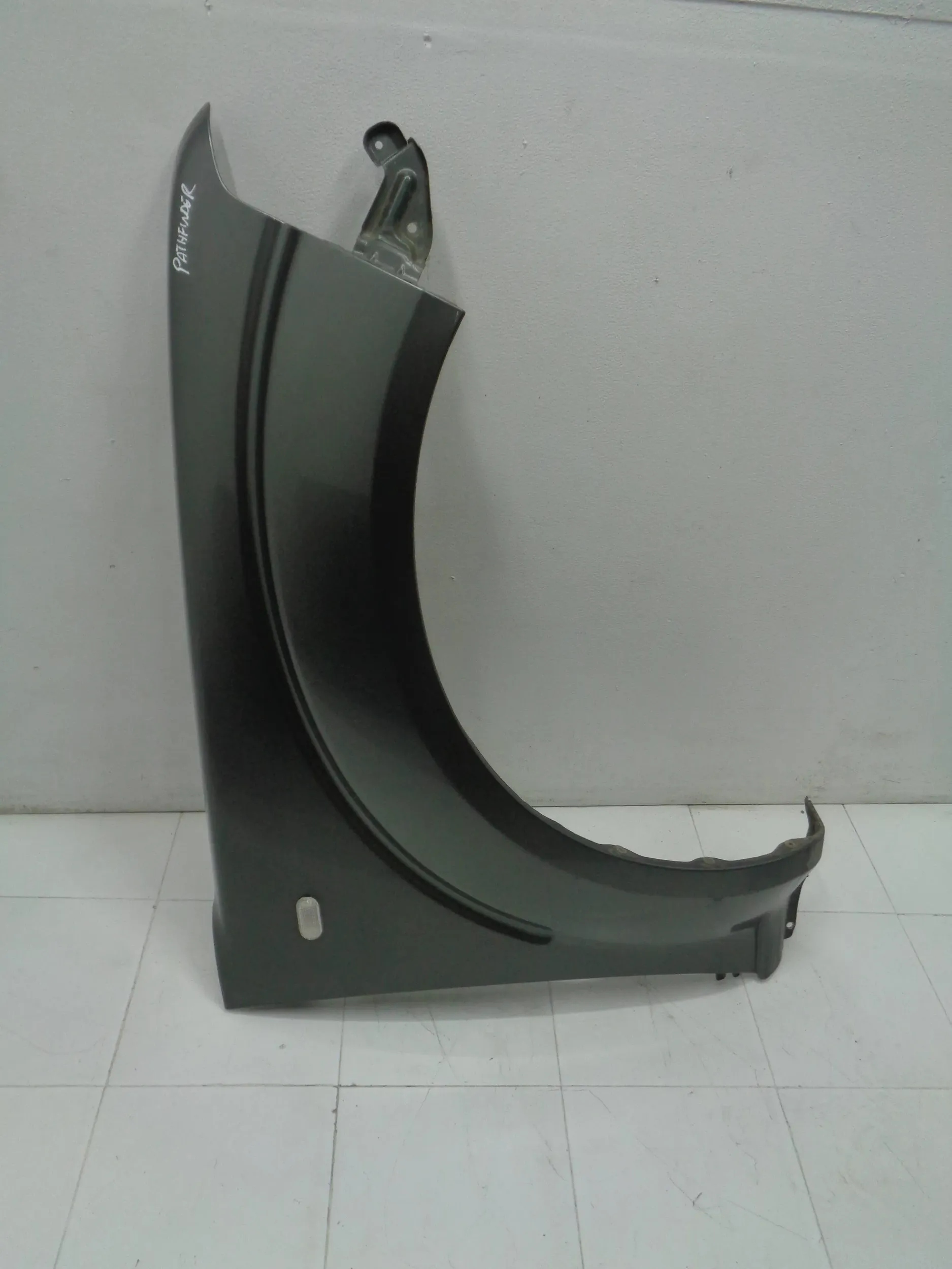 NISSAN PATHFINDER R51 NAVARA D40 fender right front LAKIER K27