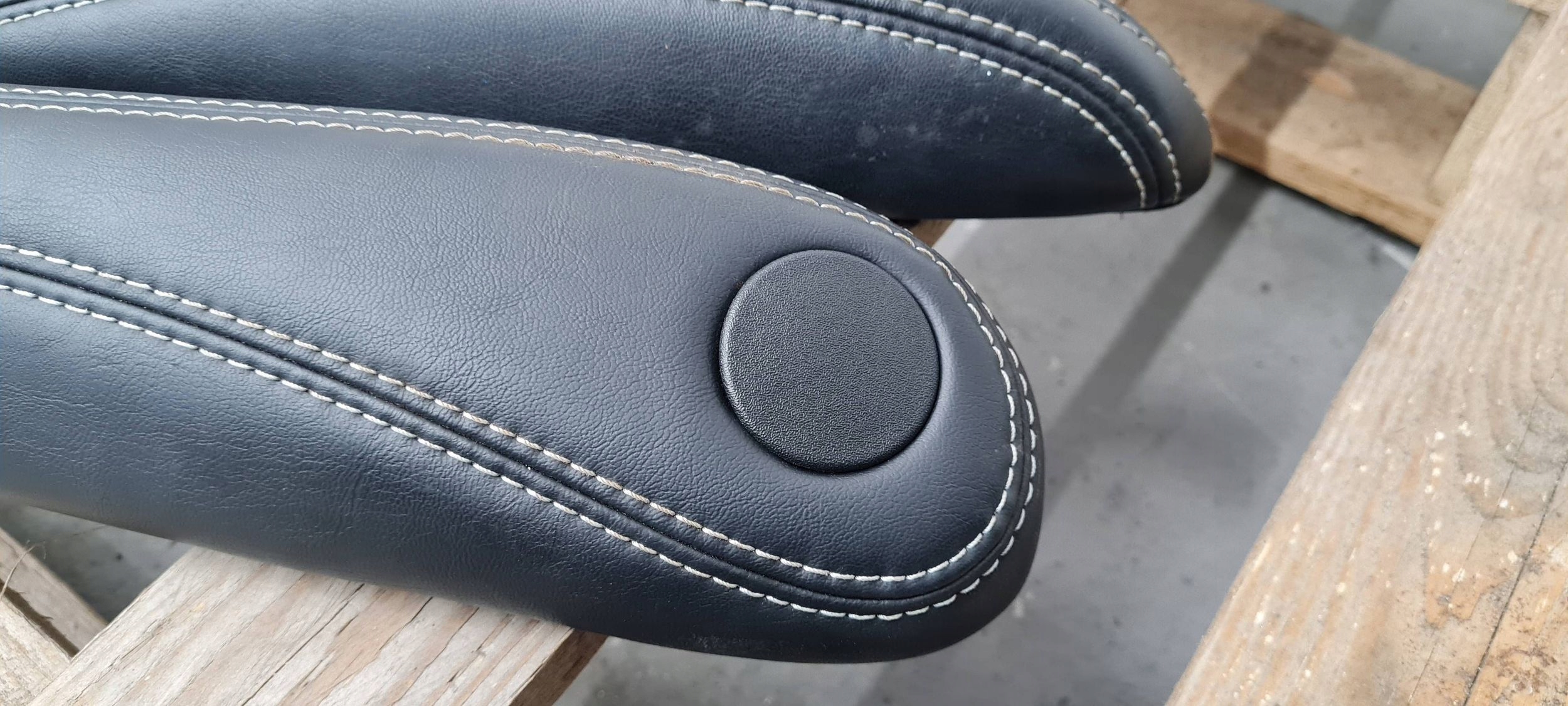 Chrysler Pacifica 2022 armrest seat left rear part 2 RZAD leather hybryda