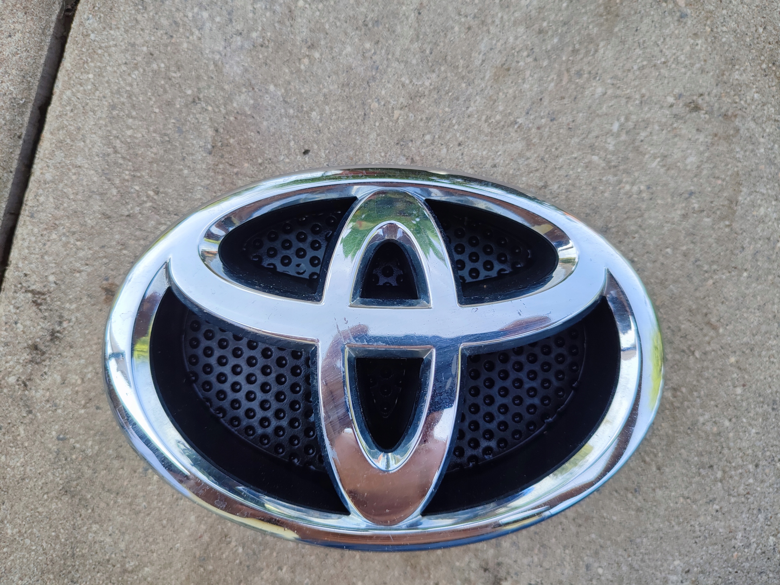 EMBLEMAT LOGO PRZÓD PRZEDNI TOYOTA YARIS III Lift AURIS I COROLLA