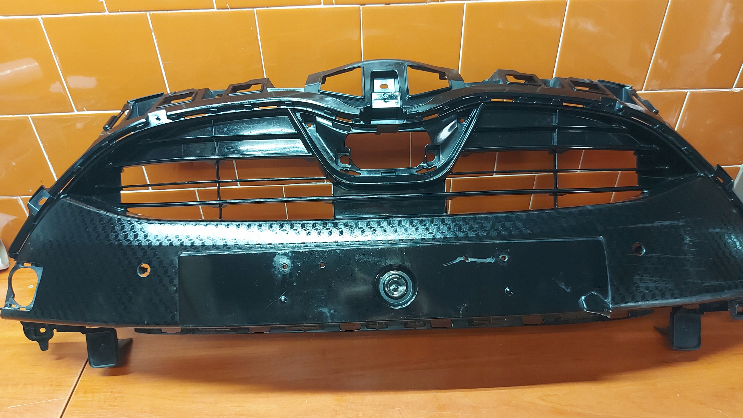 grid of a bumper central lower front front TOYOTA YARIS IV 20