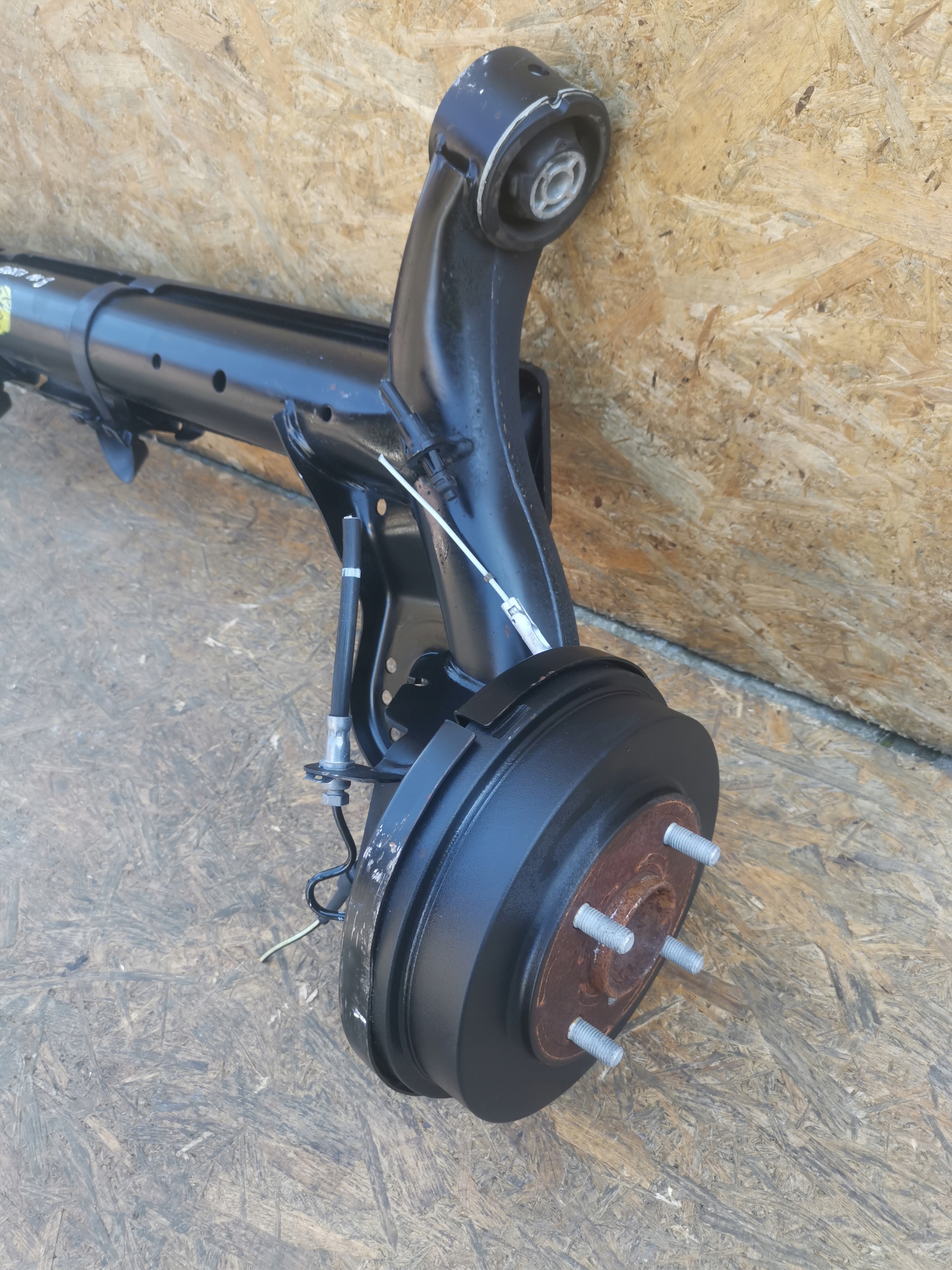 BELKA TYŁ TYLNA FORD FIESTA MK8 BĘBNY Numer katalogowy części BELKI