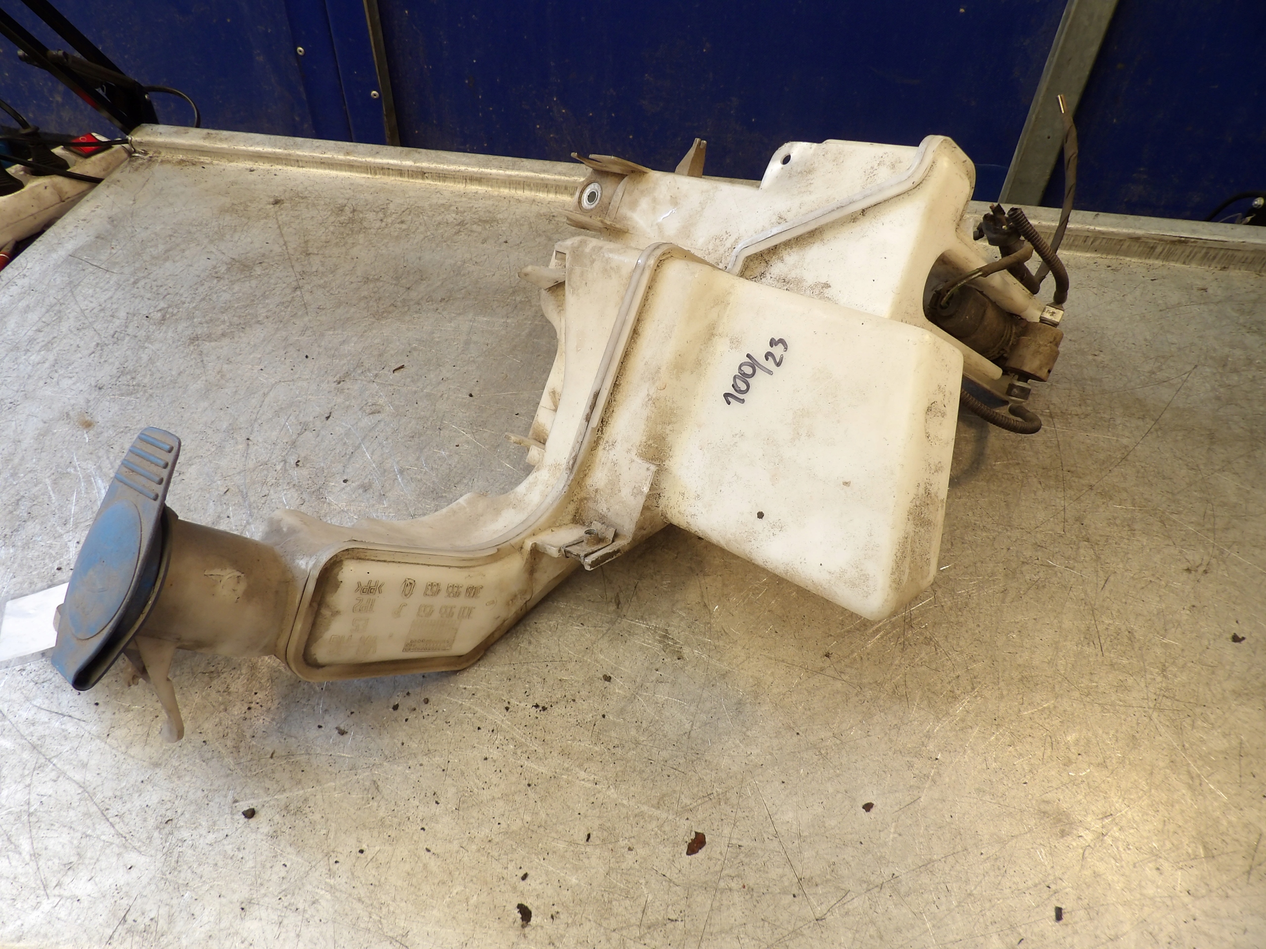 VW PASSAT B6 - washer fluid tank 3C0 955453