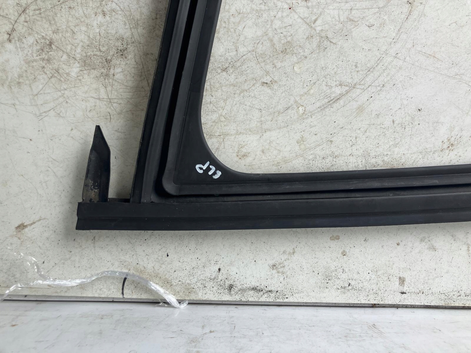 frame gasket door left front PEUGEOT 208 and 3D 9673603380
