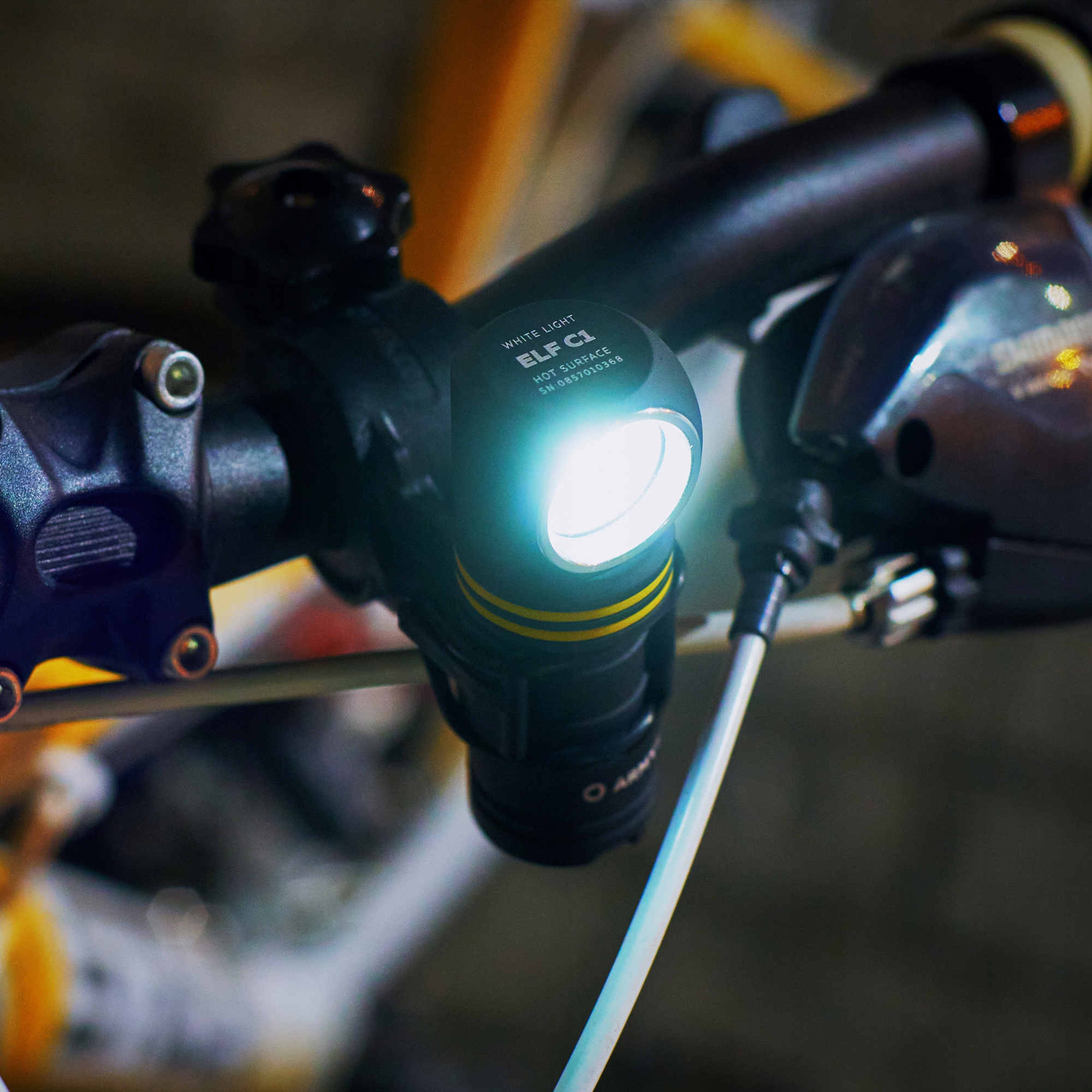 ZESTAW LAMPKA ROWEROWA LED 930LM ELF C1 MICRO BARWA CIEPŁA USB PRZÓD UCHWYT Źródło światła dioda LED