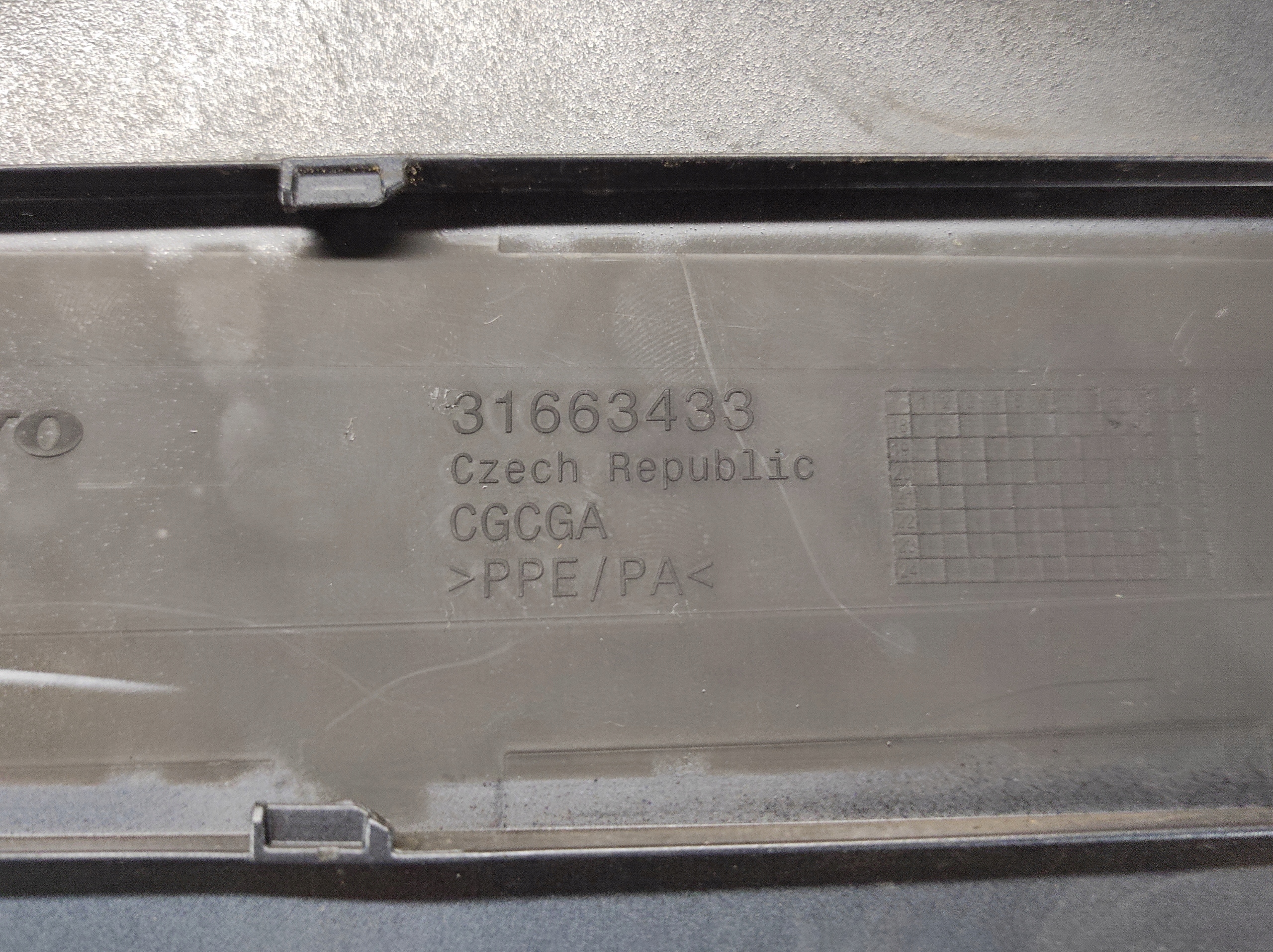 KLAPKA GNIAZDA LADOWANIA VOLVO S60 V60 Farbe 723