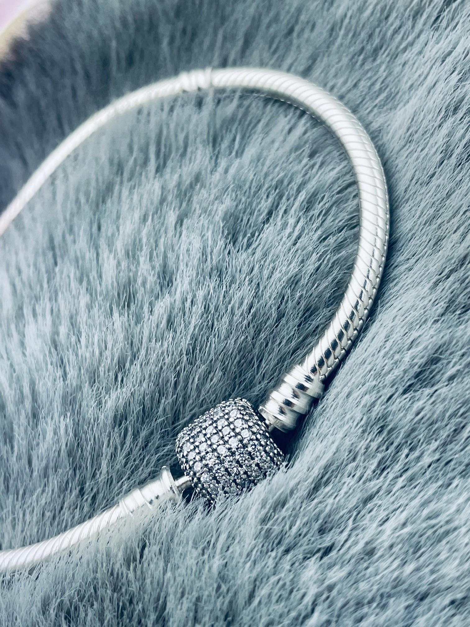 Stříbrný náramek s hadičkou a přívěskem zirkonu