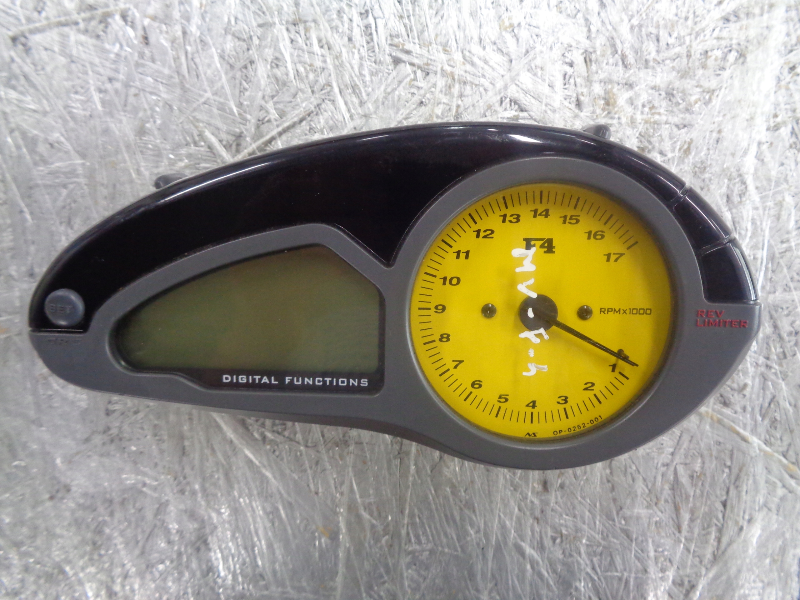 1000 - Agusta MV F4 750 счетчик таймер