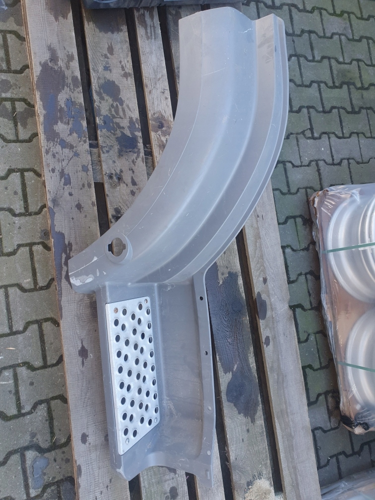 Ступінь колісної арки Mercedes AXOR 9446660901 справа