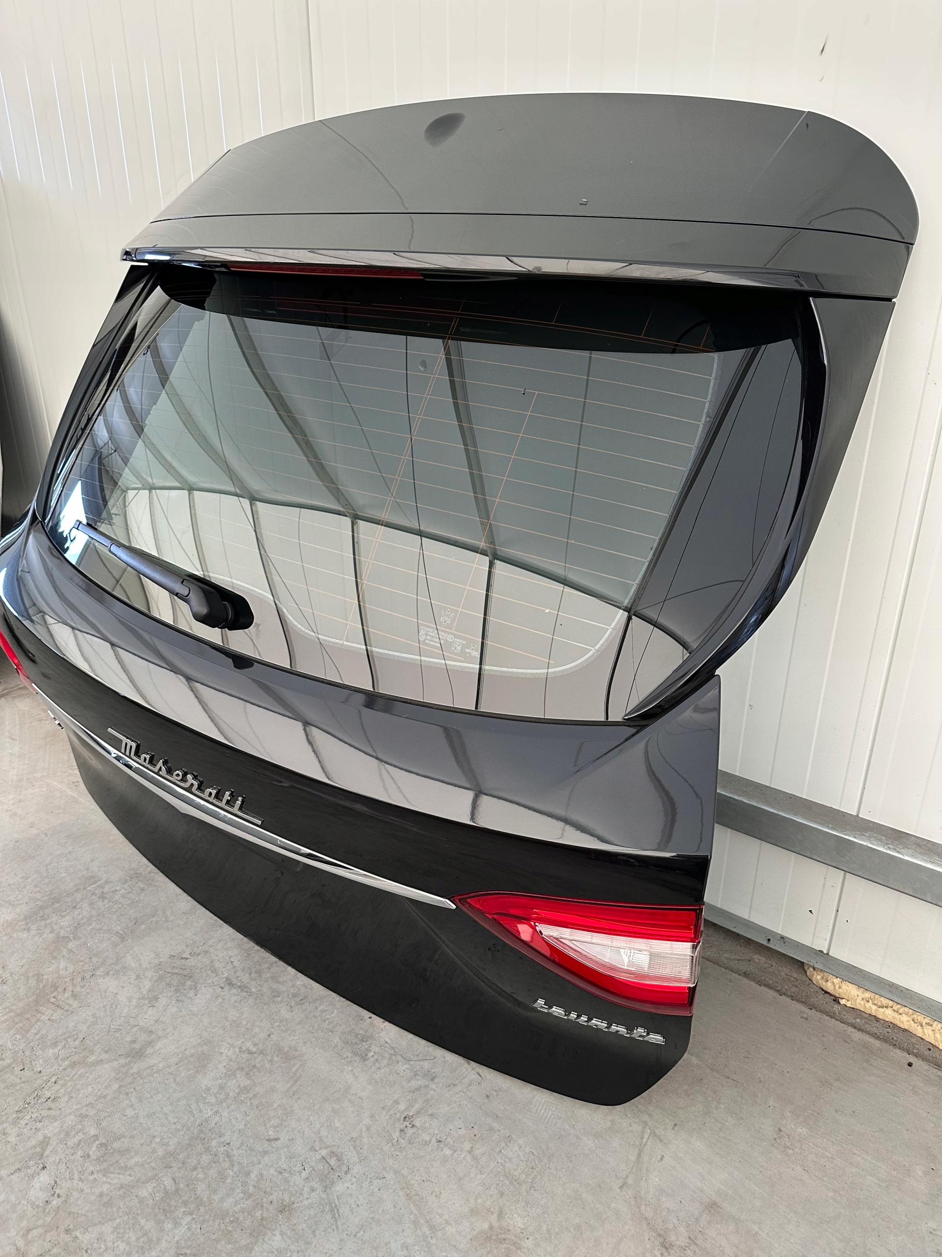 MASERATI LEVANTE trunk door boot DEMONTAZ