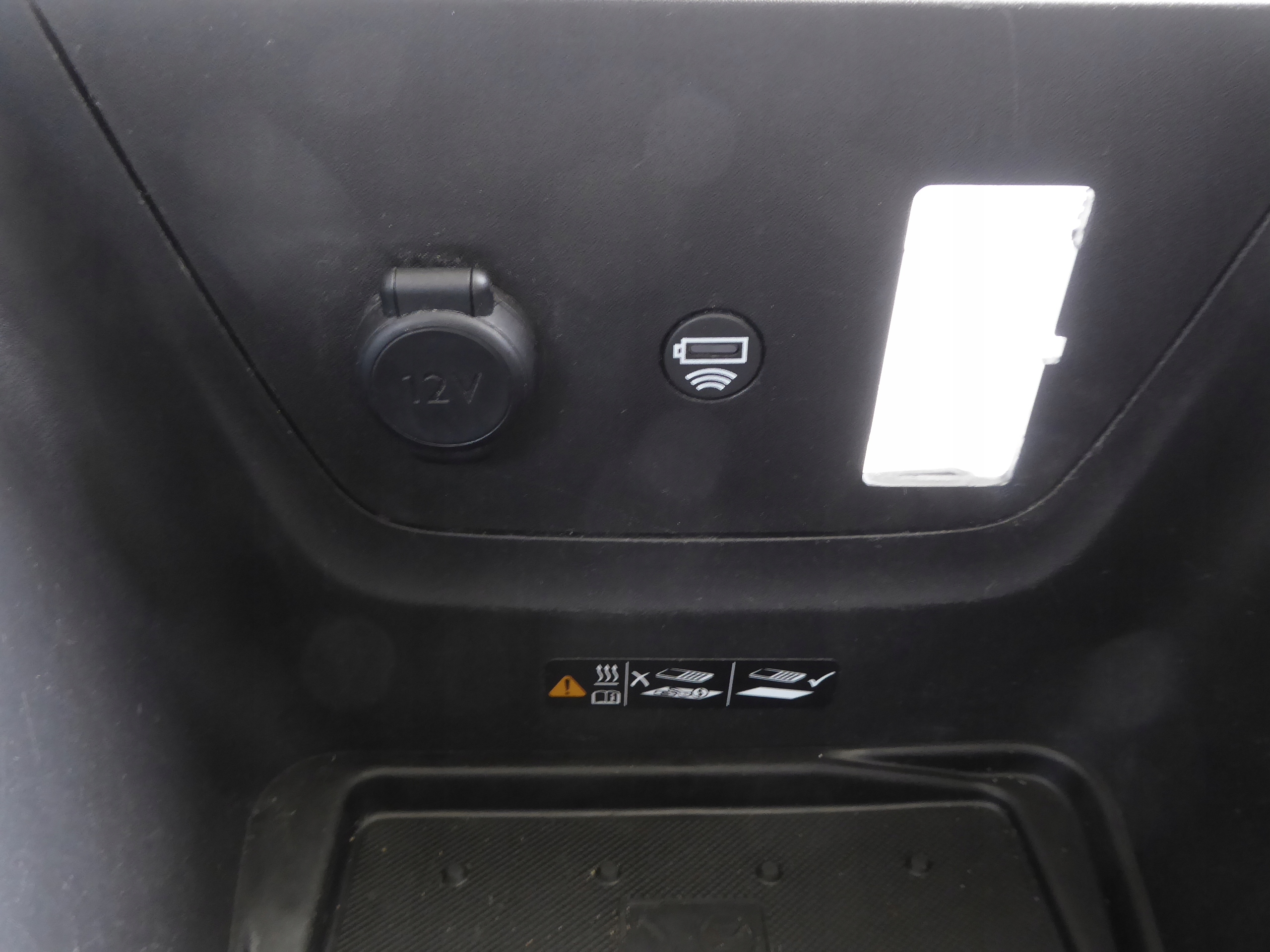 LADOWARKA INDUKCYJNA passenger compartment OPEL CROSSLAND X