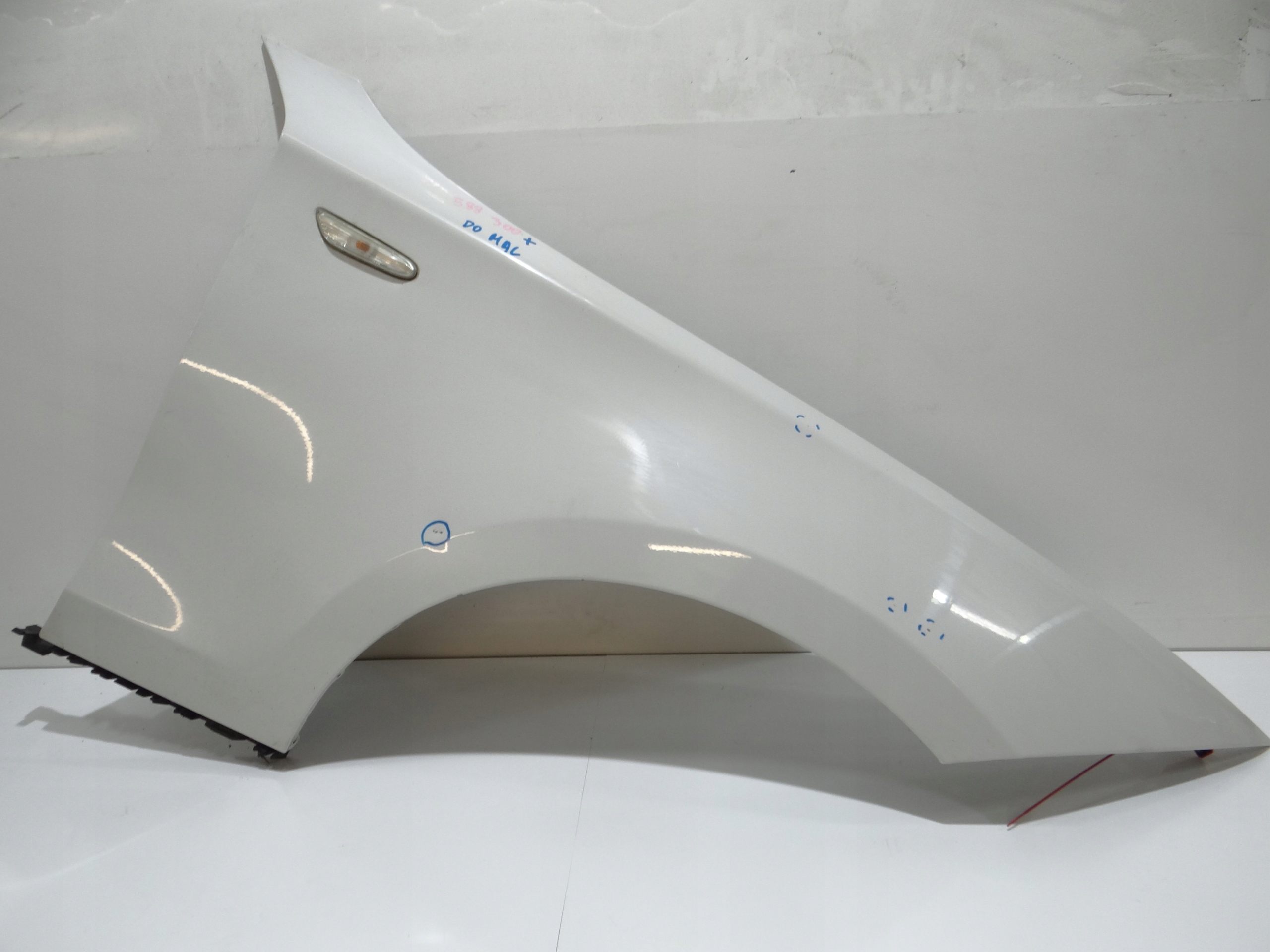 fender right front BMW E88 300