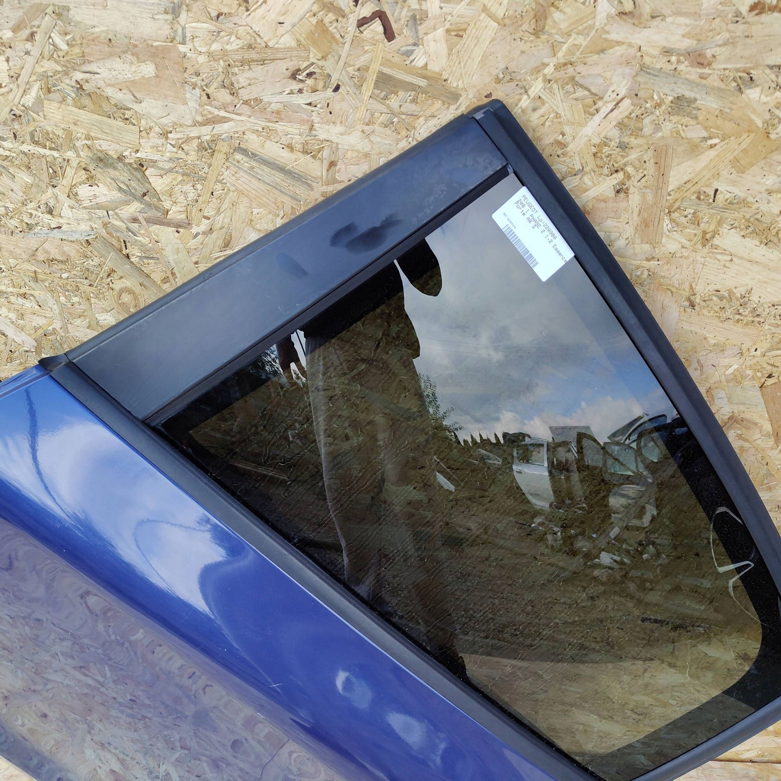 Peugeot 208 2015 rear part side left door rear.