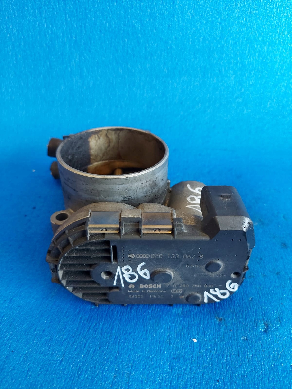 ДРОССЕЛЬНАЯ ЗАСЛОНКА A4 B5 2.8 V6 078133062B