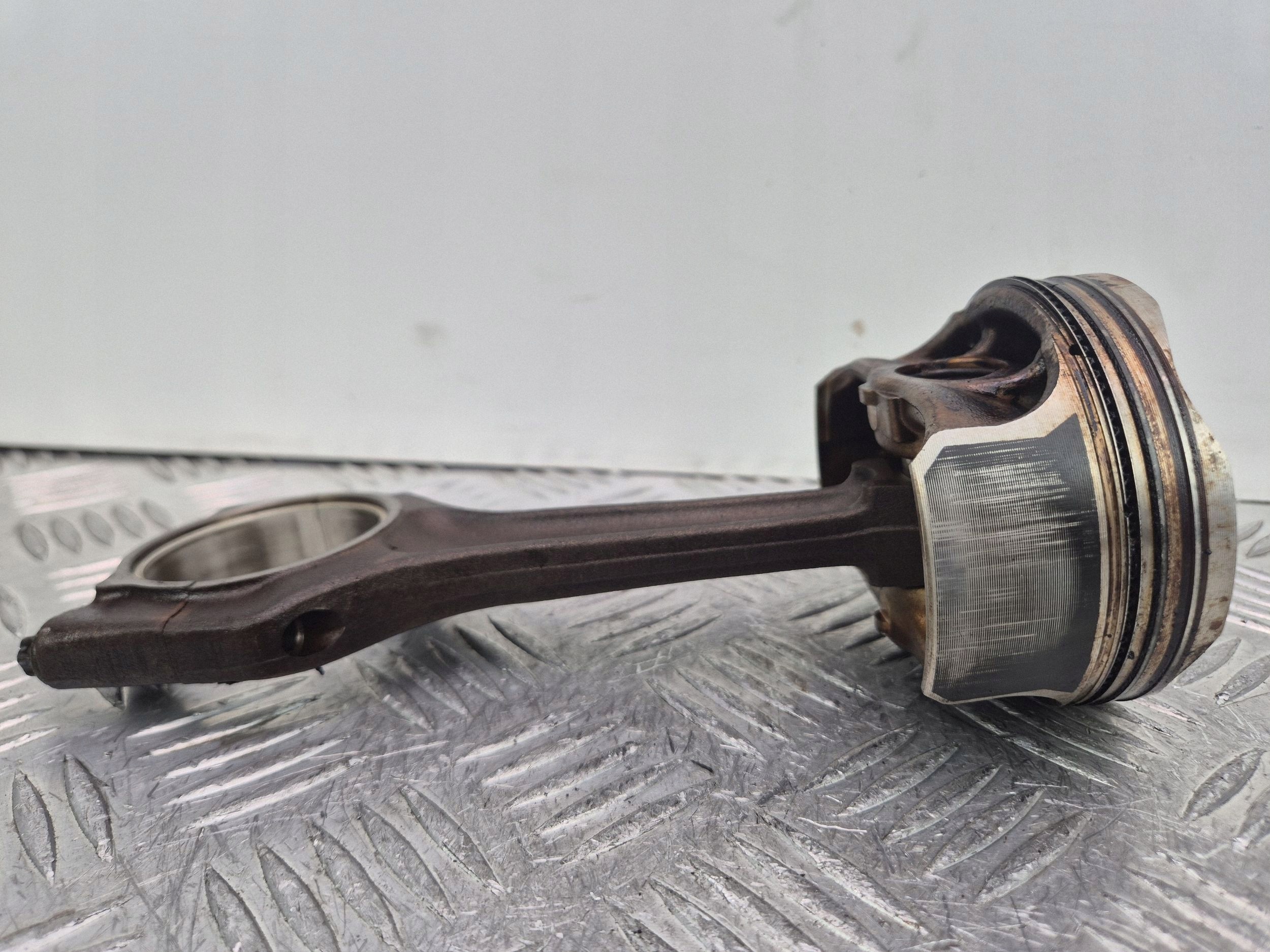 Piston avec bielle BMW 1 E81 120i 084201 N43B20AA