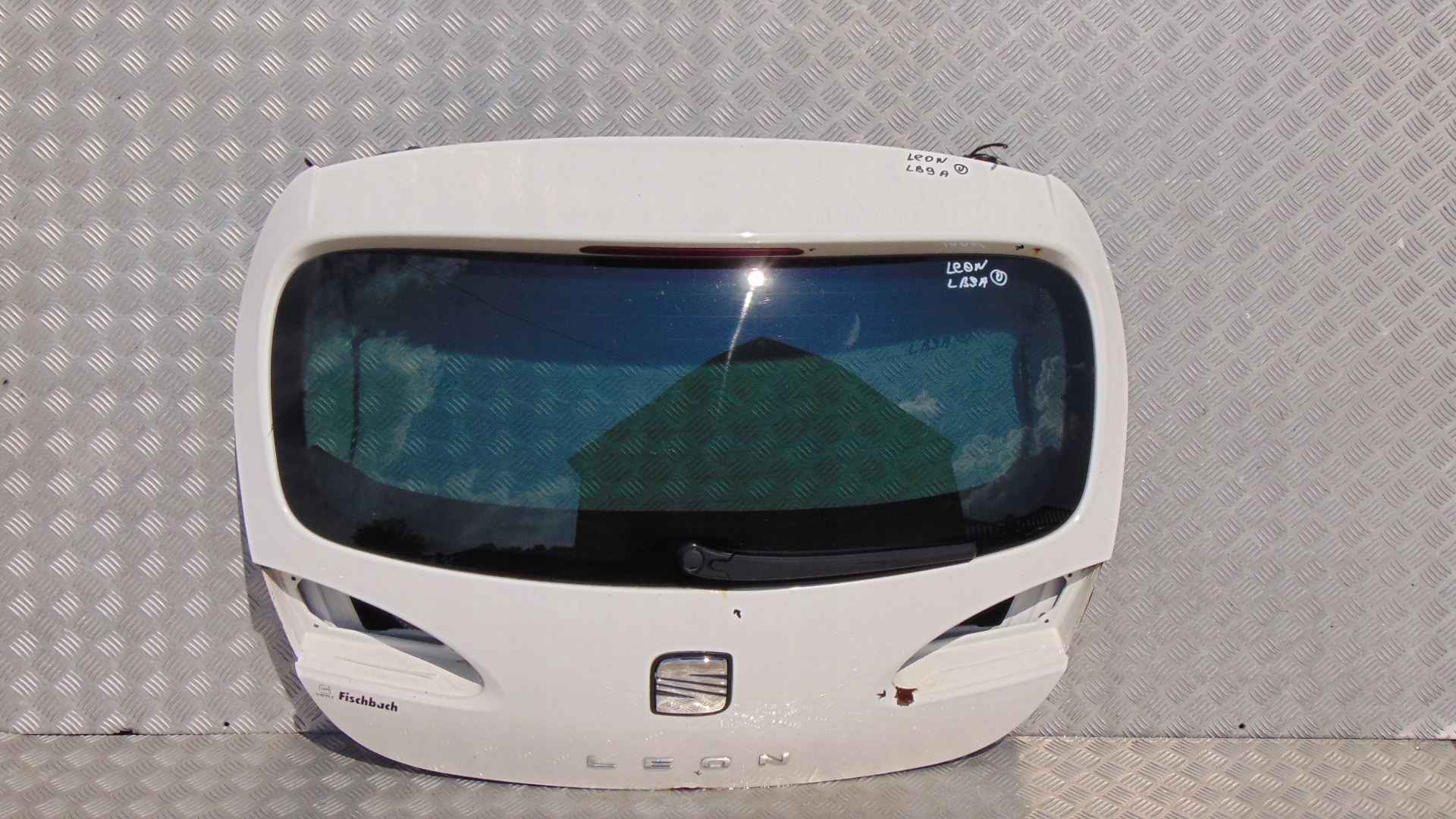 SEAT LEON II 2 05-12R KLAPA POKRYWA BAGAŻNIKA TYŁ TYLNA KLAMKA LB9A