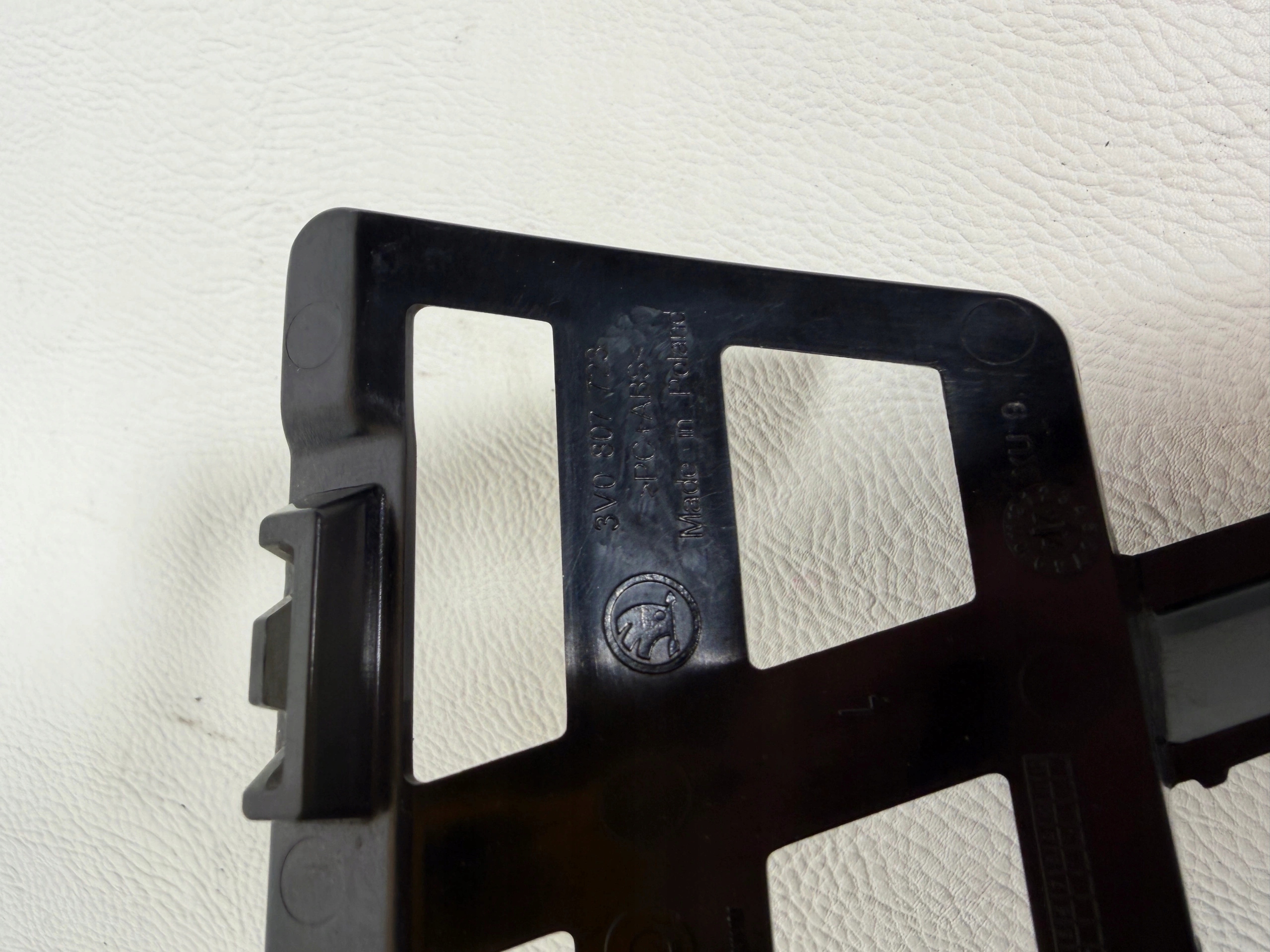 Skoda Superb III bumper bracket front 3V0807723