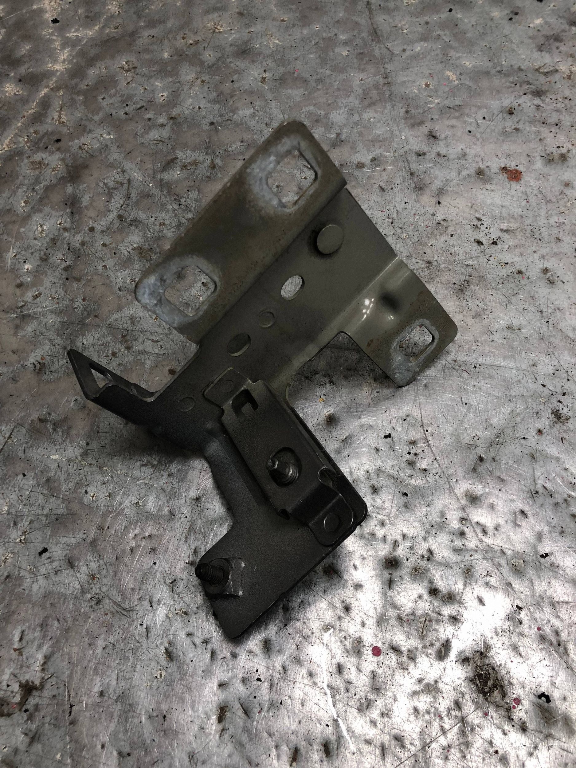 console holder SILOWNIKA bonnets left front RENAULT TRAFIC III 164752310R