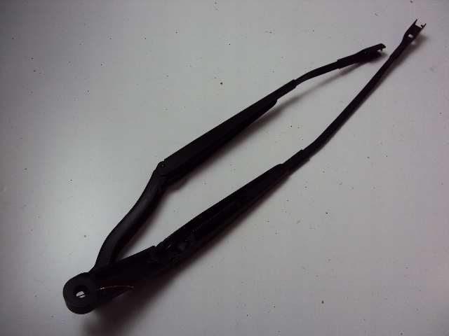 ТРИМАЧІ СКЛООЧИСНИКІВ ПЕРЕД AUDI Q7m