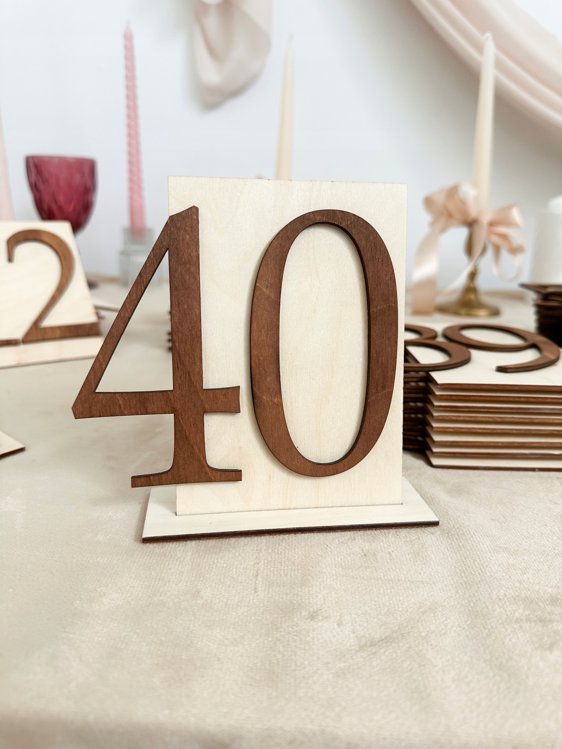 Drewniane numerki na stoły do restauracji hotelu baru dwustronne grawer Marka bez marki