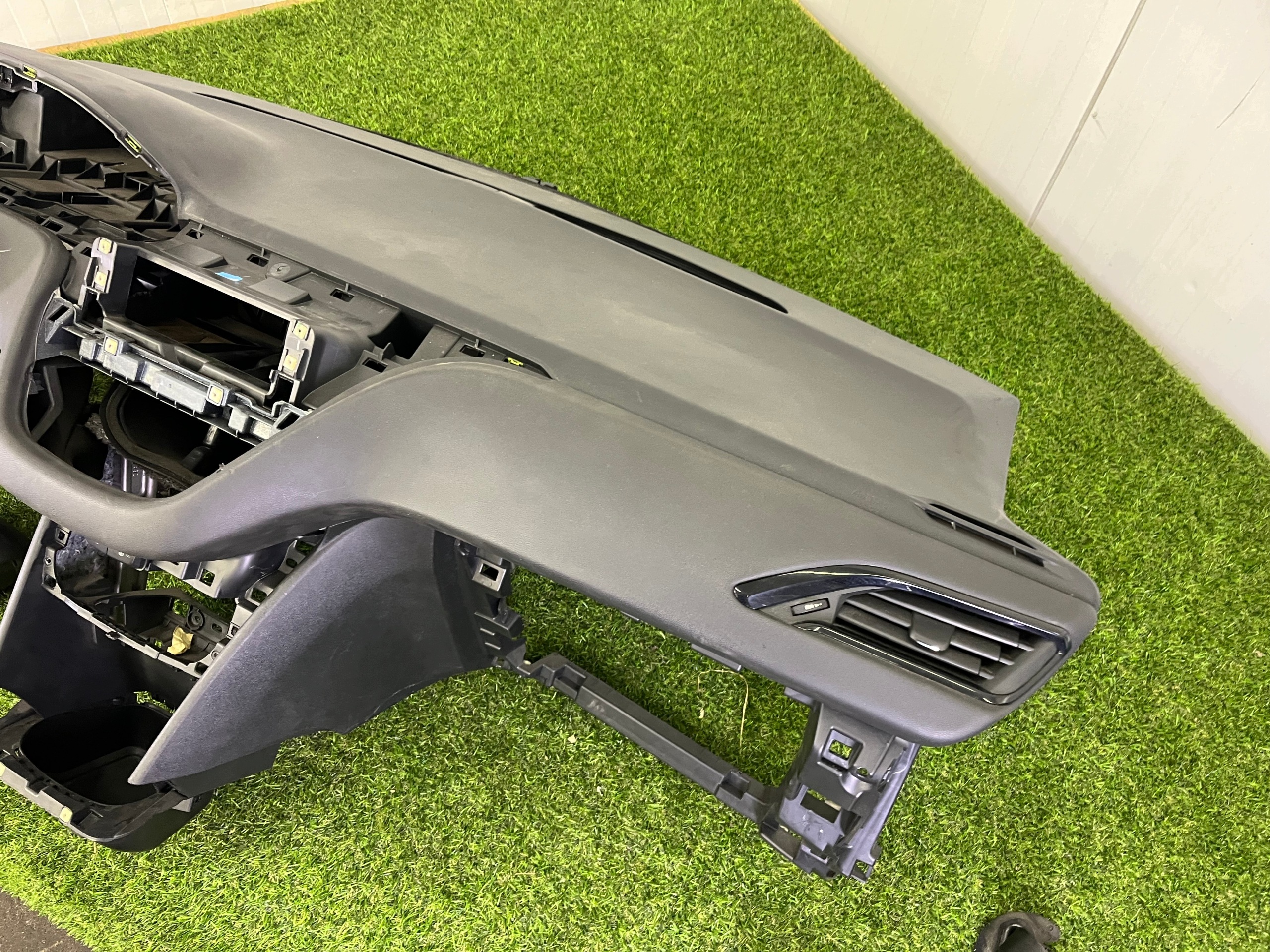 dashboard instrument panel PEUGEOT 208