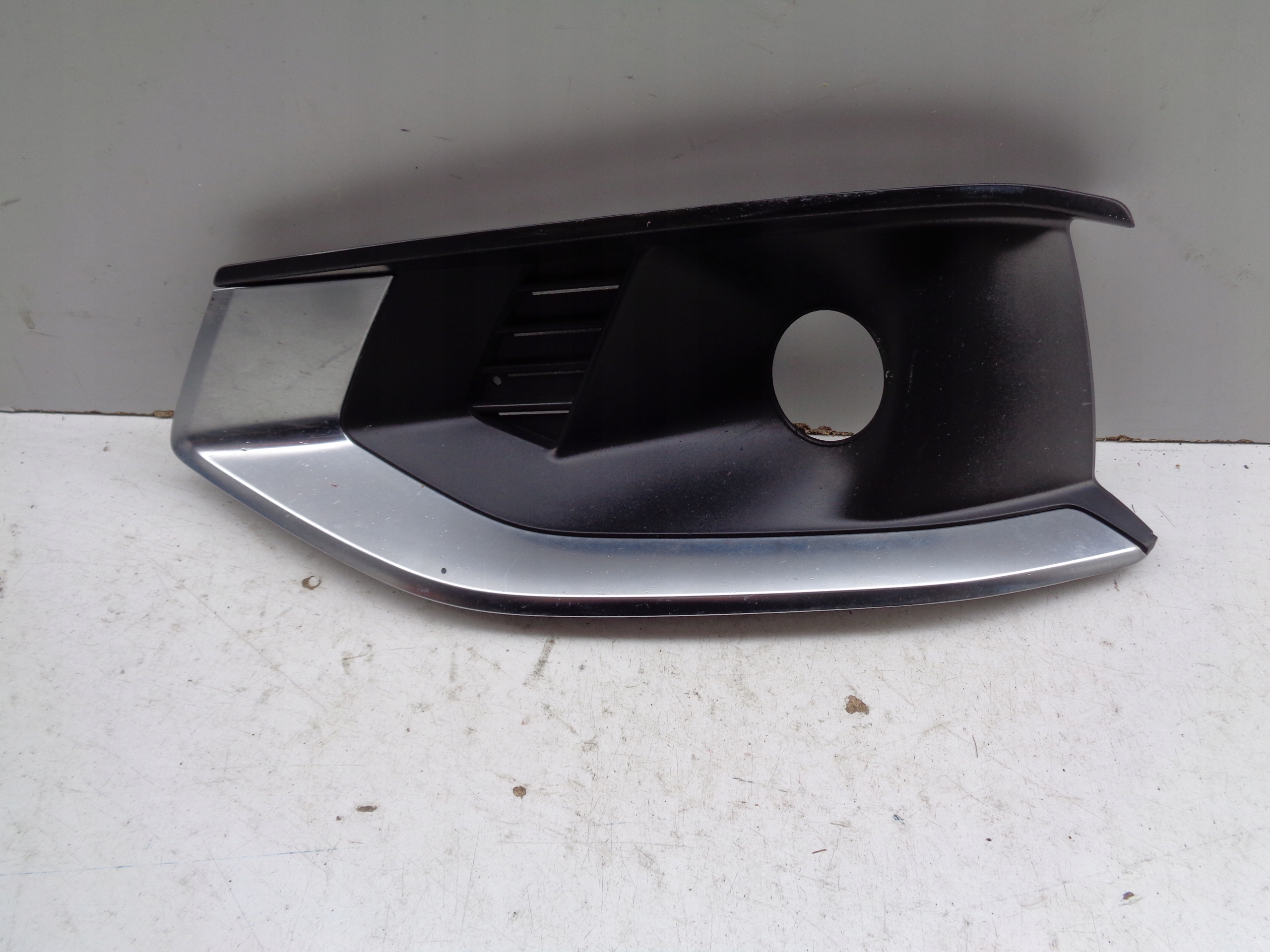 grid of a bumper left AUDI A4 B9 8W 8W0 19- LIFT