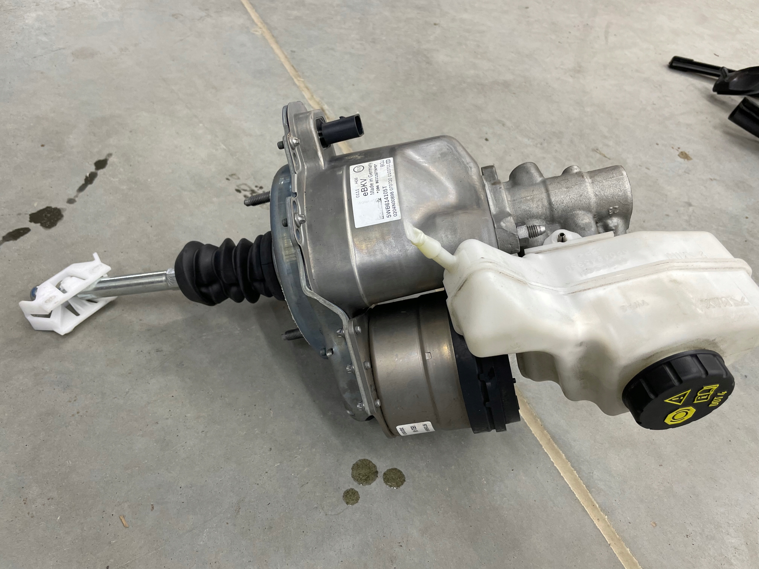 5WB614105 5WB614105AB - Сервопривод главный тормозной цилиндр A3 8Y GOLF VIII оригинал