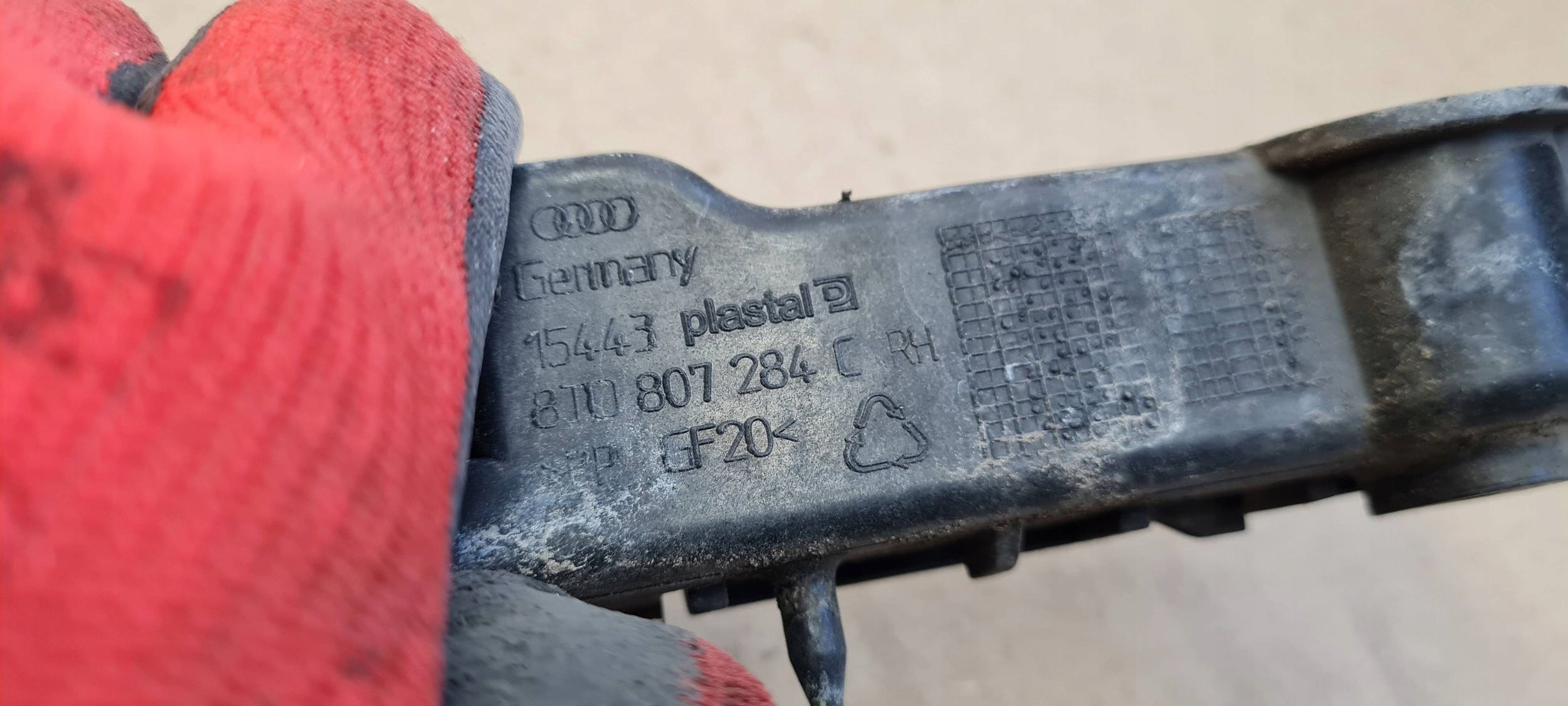 A5 8T LIFT S5 support holder bracket of a bumper right front 8T0807284C