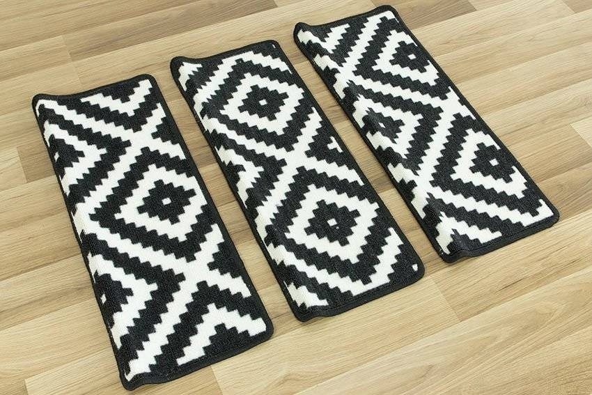 PODGUMOWANE NAKŁADKI TREPY NA SCHODY DREWNIANE ROMBY CZARNE 67x24+3cm Informacje dodatkowe właściwości antypoślizgowe