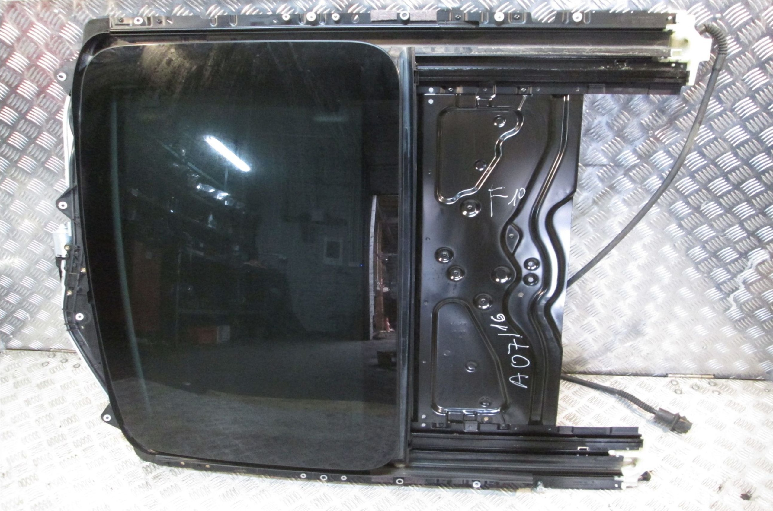 BMW 5 F10 люк з електроприводом