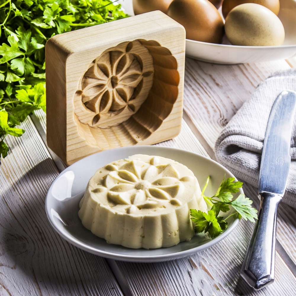 Foremka Na Masło Drewniana Ręcznie Rzeźbiona Forma Wielkanocna 13x12 cm. Kolor odcienie brązu i beżu