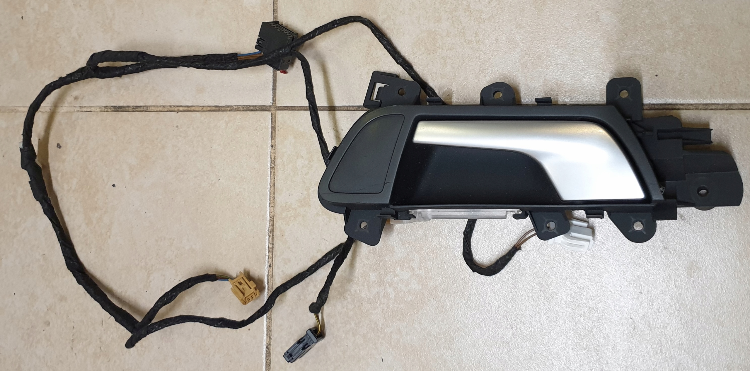 8K0839019 - Дверная ручка левая задняя светодиодная балка AUDI A5 8T SB A4 B8 OE